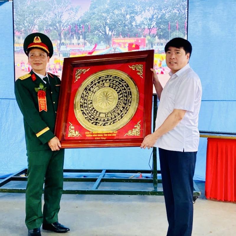 Đồng chí Trần Quang Huy - Phó Bí thư Đảng ủy, Chủ tịch UBND phường Hồng Quang dự Lễ tuyên thệ chiến sĩ mới năm 2026 tại Trung đoàn 43, Sư đoàn 395, Quân khu 3