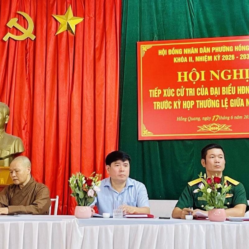 Đồng chí Trần Quang Huy - Phó Bí thư Đảng ủy, Chủ tịch UBND phường tiếp xúc cử tri các tổ dân phố Địch Lễ A, Địch Lễ B, Tổ dân phố số 3- Vân Cát và Trung Lợi