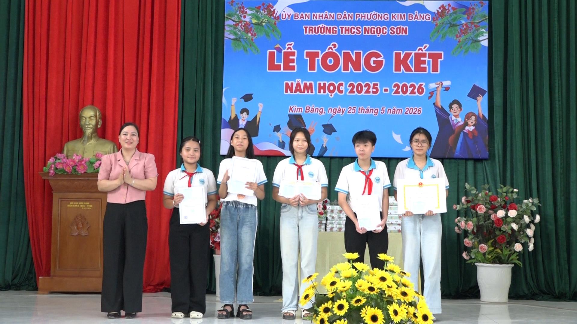 ba-chu-thi-hanh-truong-phong-van-hoa-xa-hoi-phuong-trao-thuong-cho-hsg-dat-giai-cap-quoc-gia-cap-tin.jpg