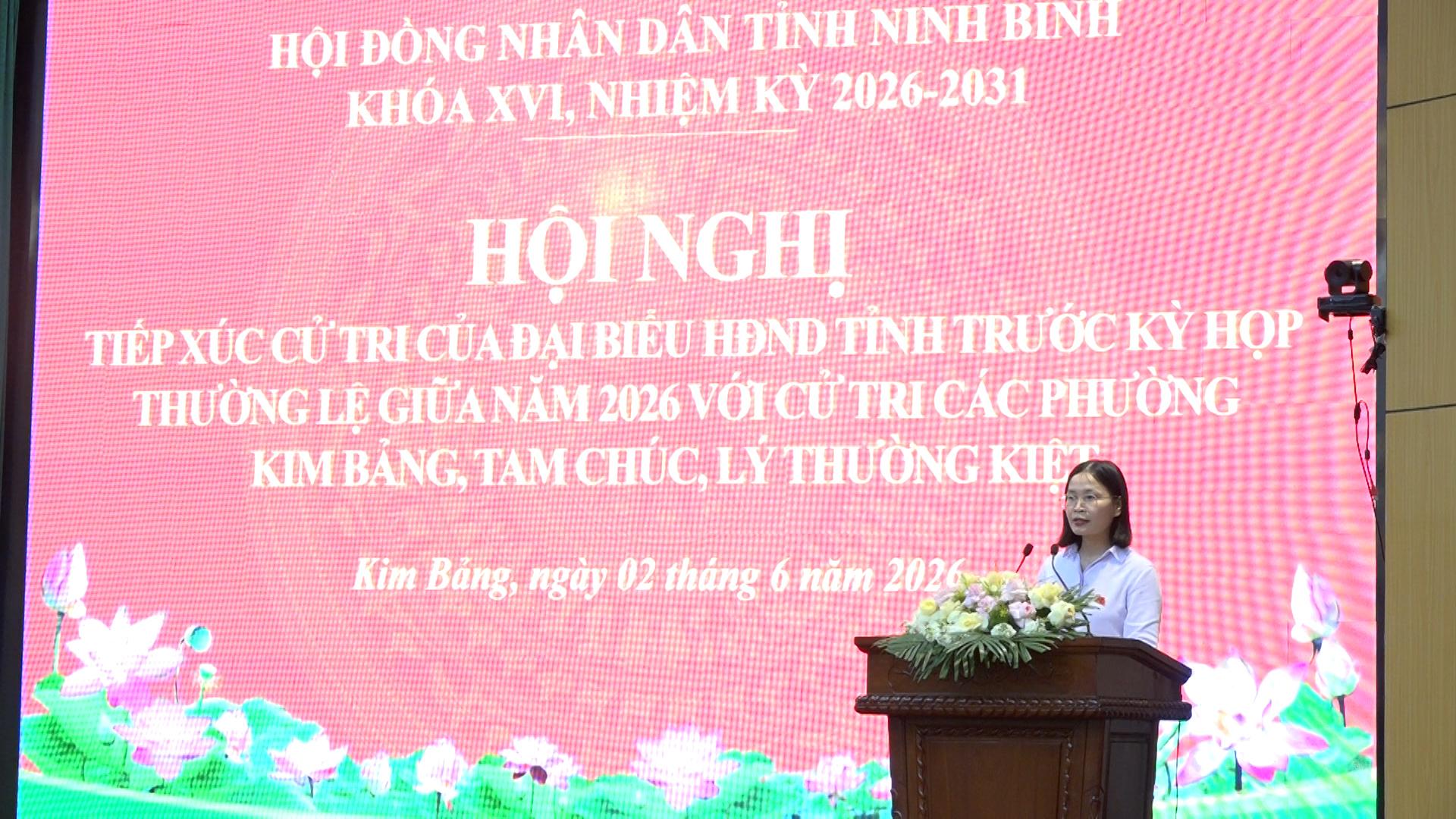 ba-nguyen-thi-van-giang-pho-truong-ban-phap-che-hdnd-tinh-dai-dien-trinh-bay-1-so-bao-cao-tai-hoi-ng.jpg