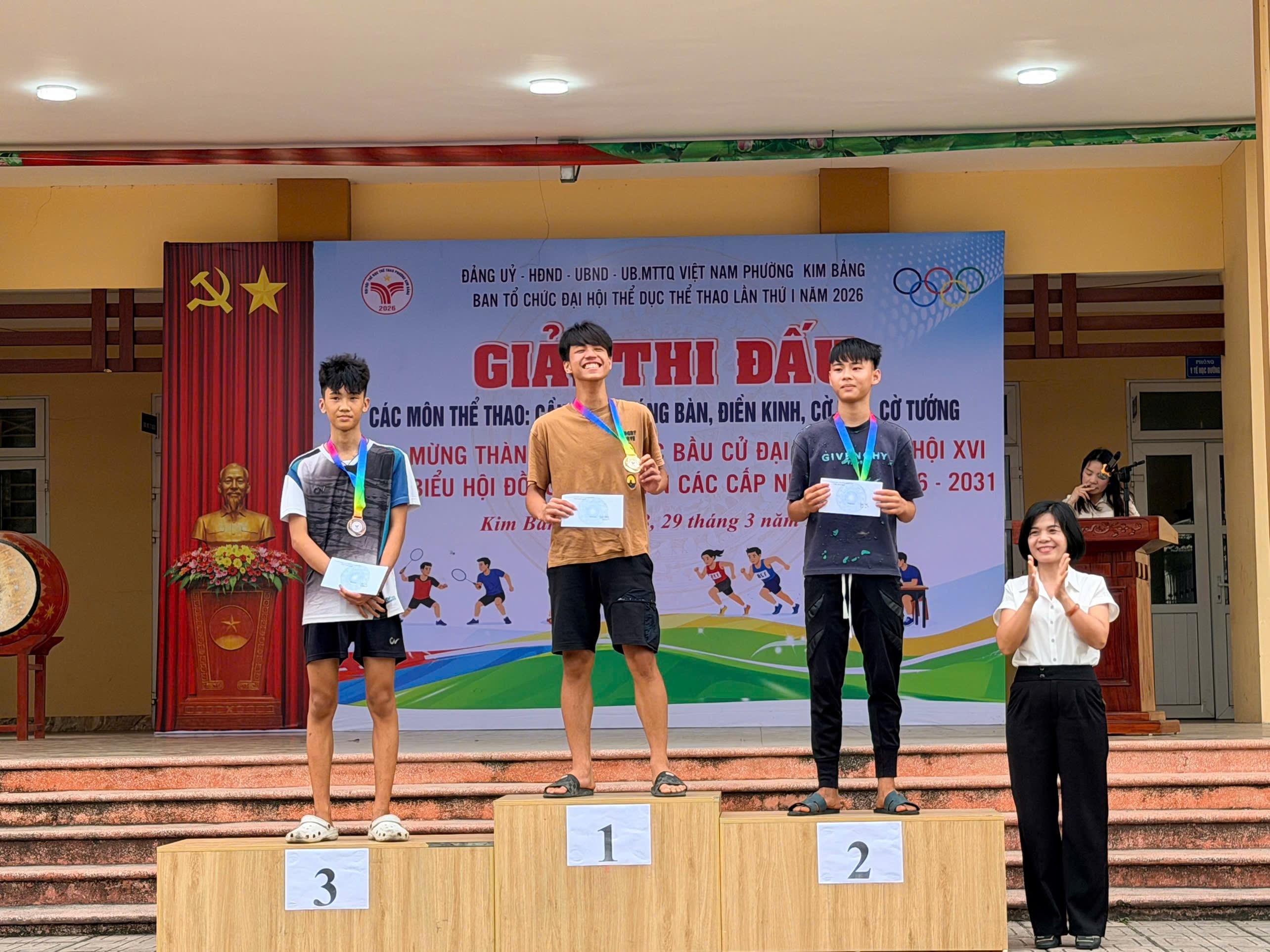 ba-tran-bich-thuy-hieu-truong-truong-tieu-hoc-van-xa-trao-huy-chuong-va-giai-thuong-cho-cac-van-dong.jpeg