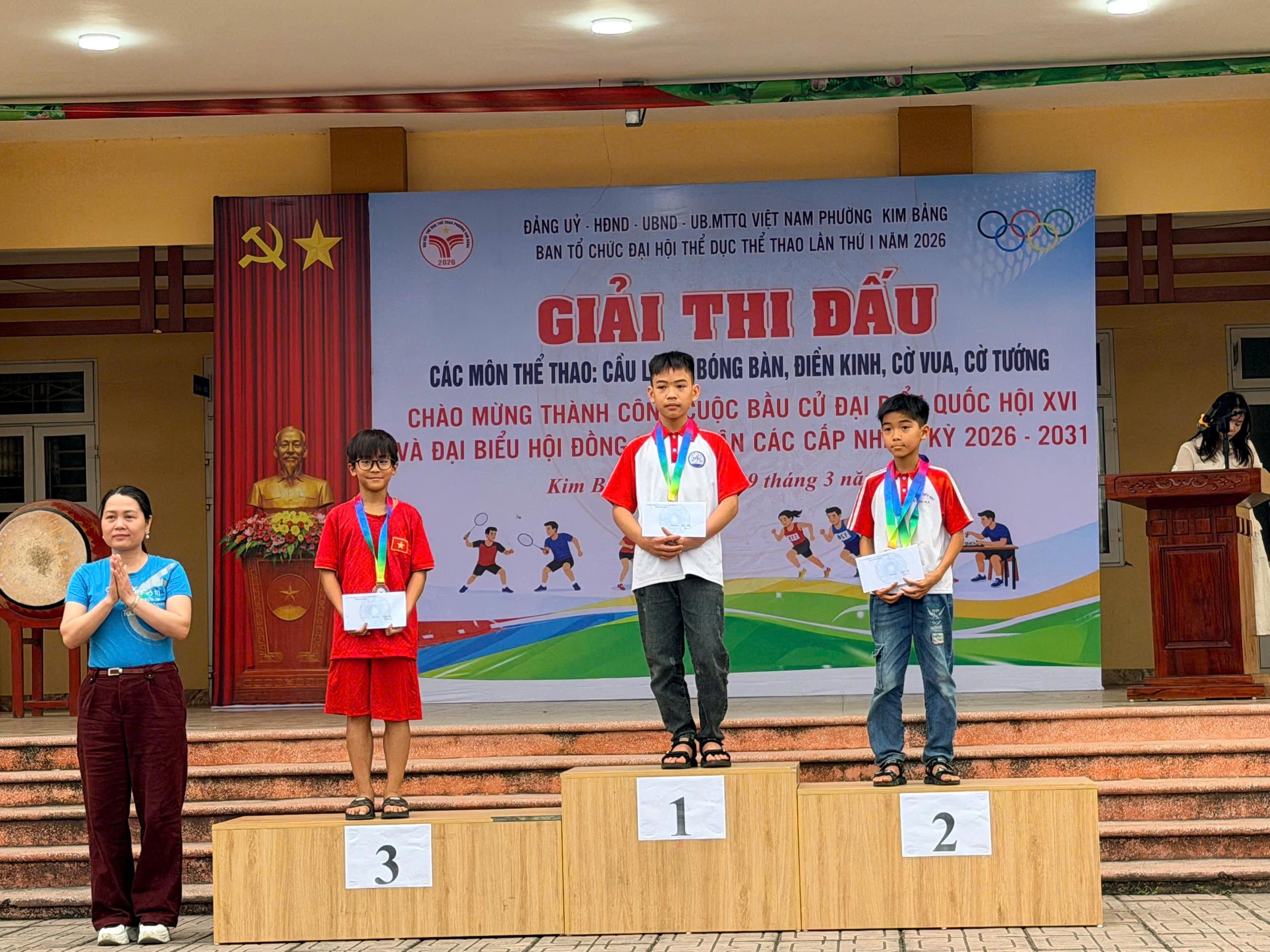 ba-vu-thi-kim-van-hieu-truong-truong-thcs-ngoc-son-trao-giai-thuong-cho-cac-van-dong-vien-1774864527.jpeg