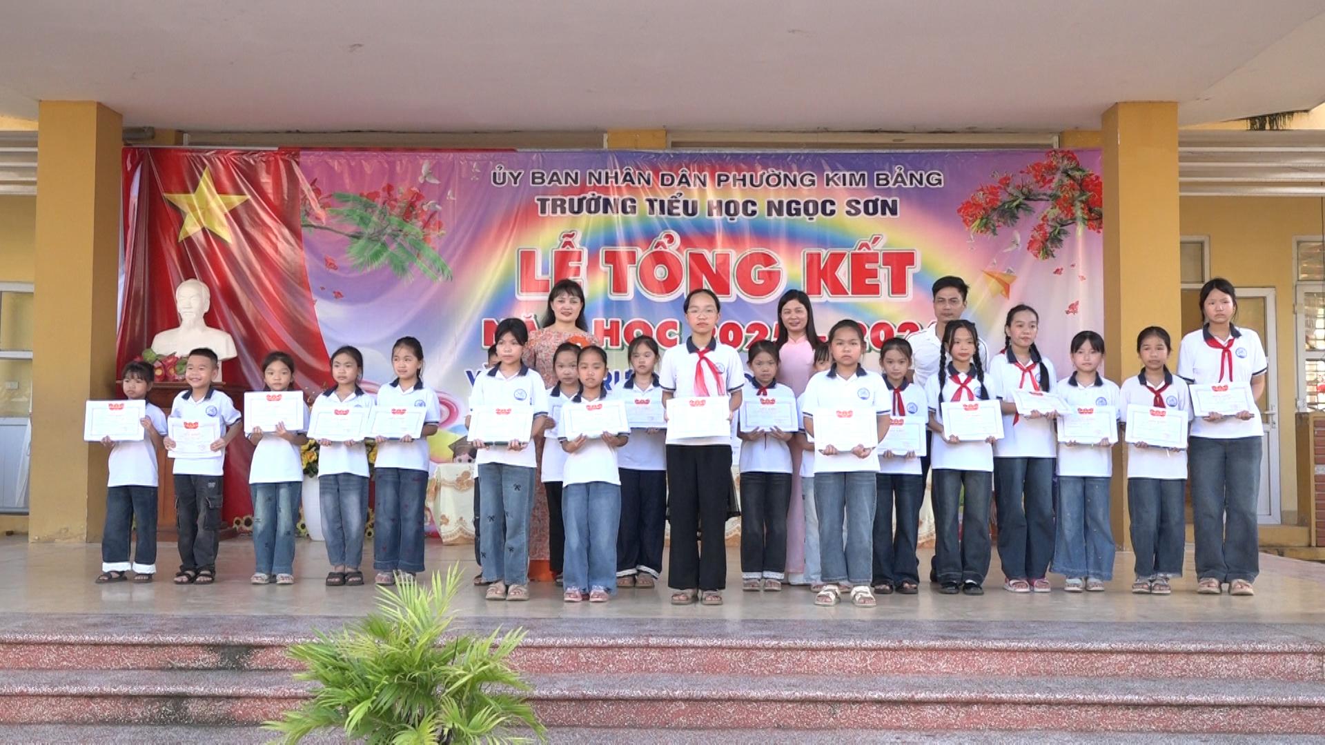 ban-giam-hieu-nha-truong-trao-giay-khen-cho-cac-em-co-thanh-tich-xuat-sac-trong-nam-hoc-2025-2026-17.jpg