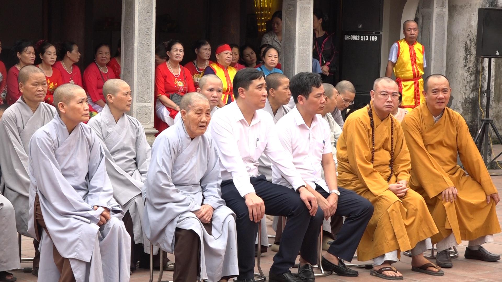 cac-dai-bieu-cung-chuc-sac-ton-giao-tang-ni-phat-tu-du-khai-mac-le-hoi-1775460616-158436.jpg