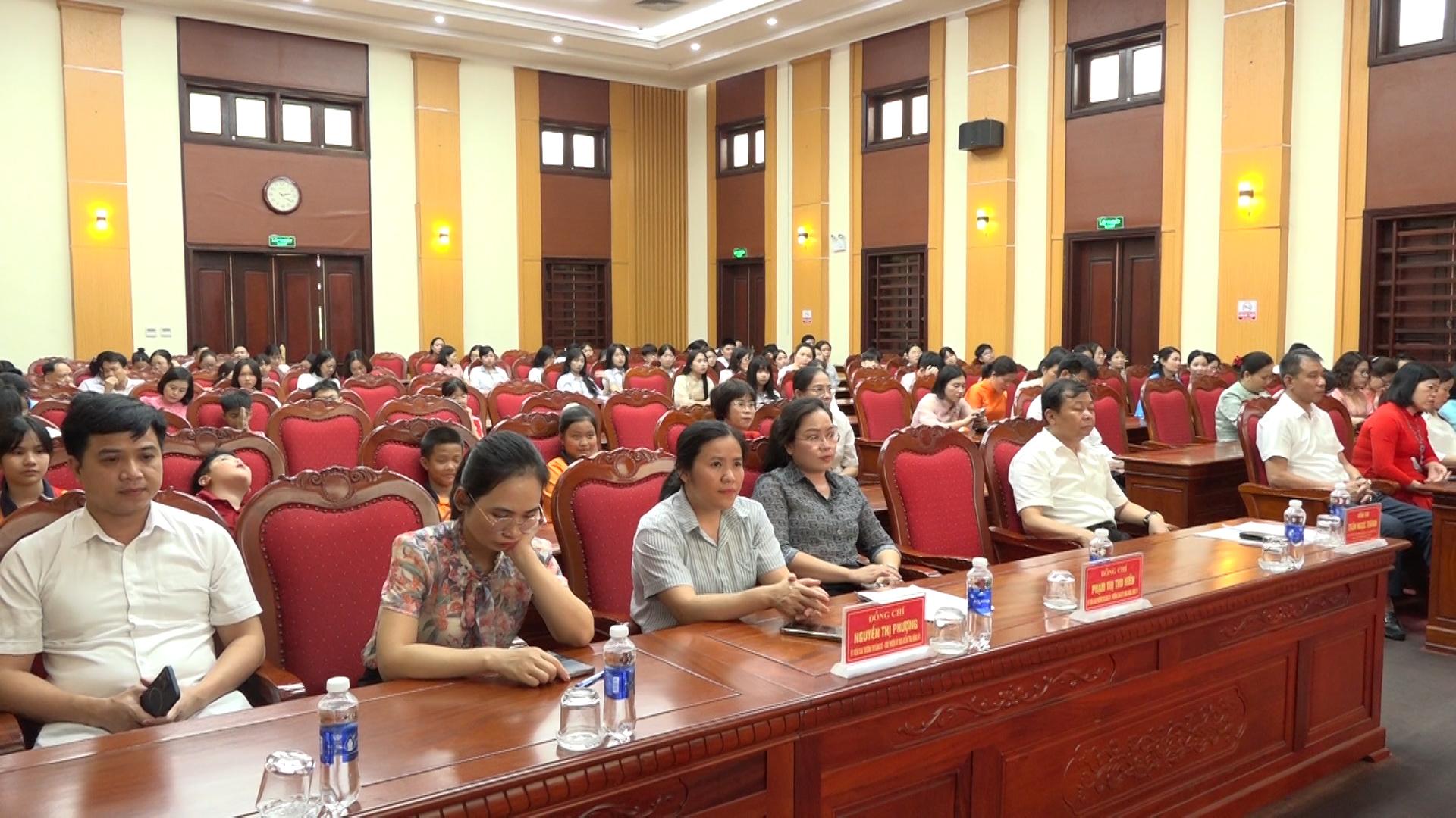 cac-dai-bieu-tham-du-hoi-nghi-tuyen-duong-khen-thuong-tai-hoi-nghi-1778744250-16812.jpg