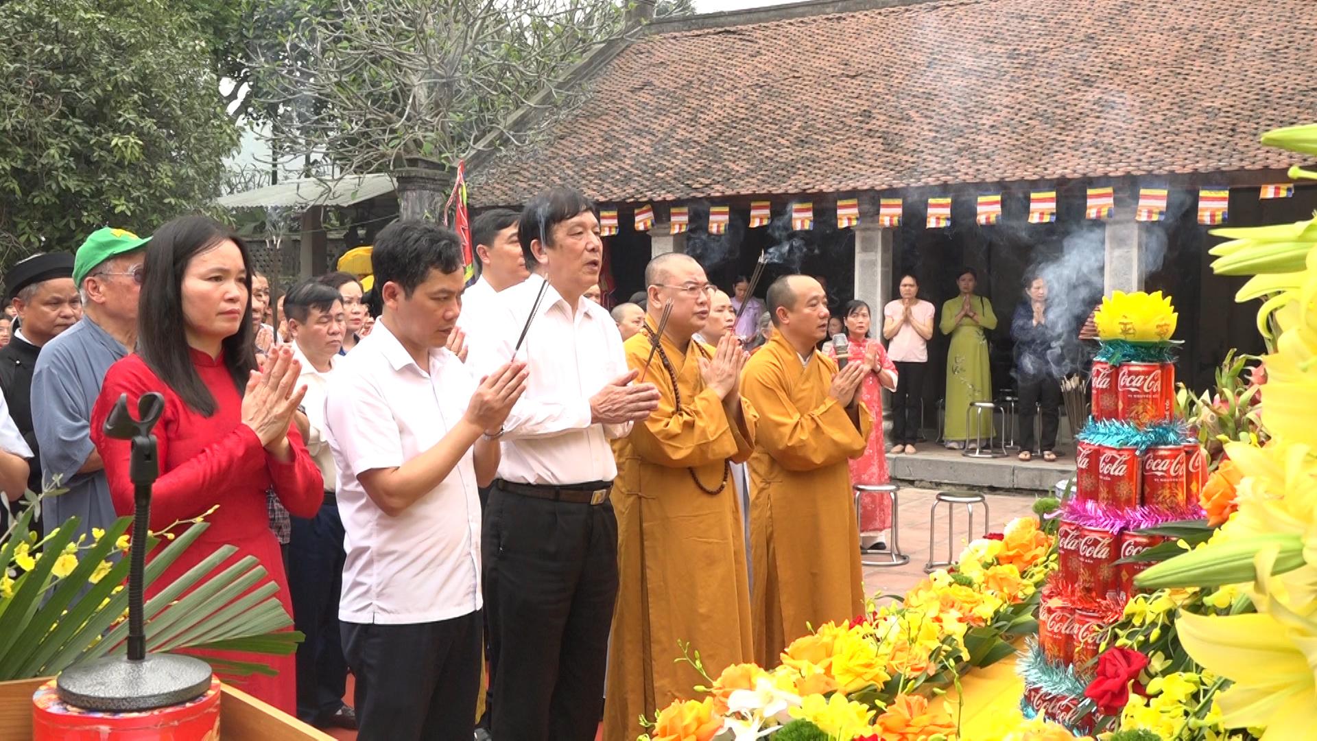 cac-dai-bieu-va-nhan-dan-dang-huong-thuc-hien-nghi-le-than-phat-1775460563-973521.jpg