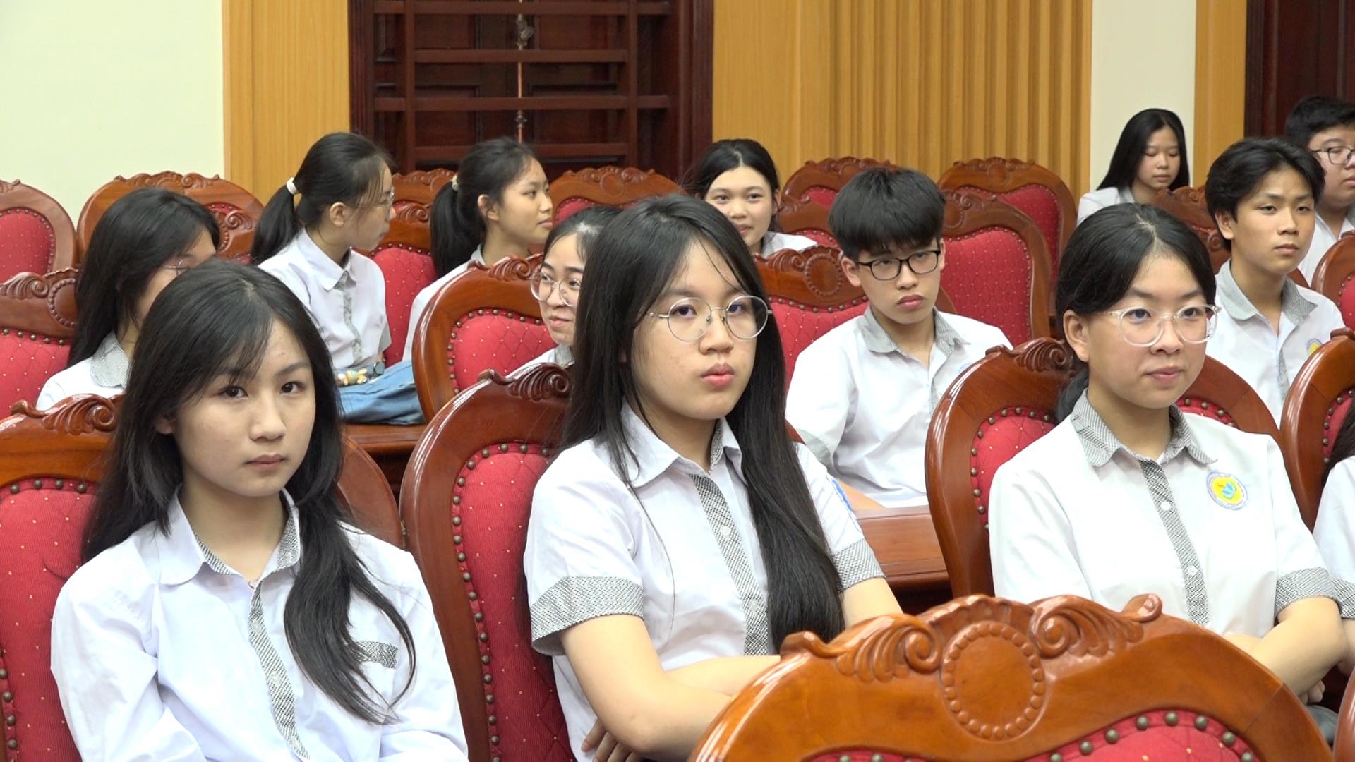 cac-em-hoc-sinh-gioi-tham-du-tai-hoi-nghi-tuyen-duong-khen-thuong-1778744306-822459.jpg