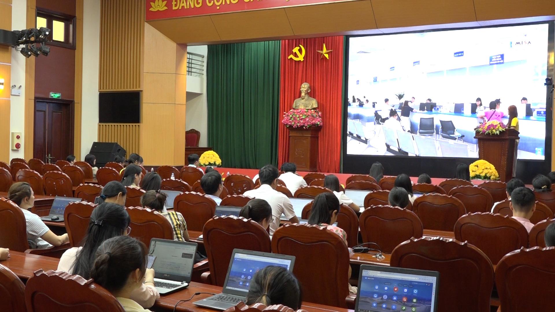 cac-hoc-vien-thuc-hanh-thao-tac-ung-dung-tren-may-tinh-1782187172-354764.jpg