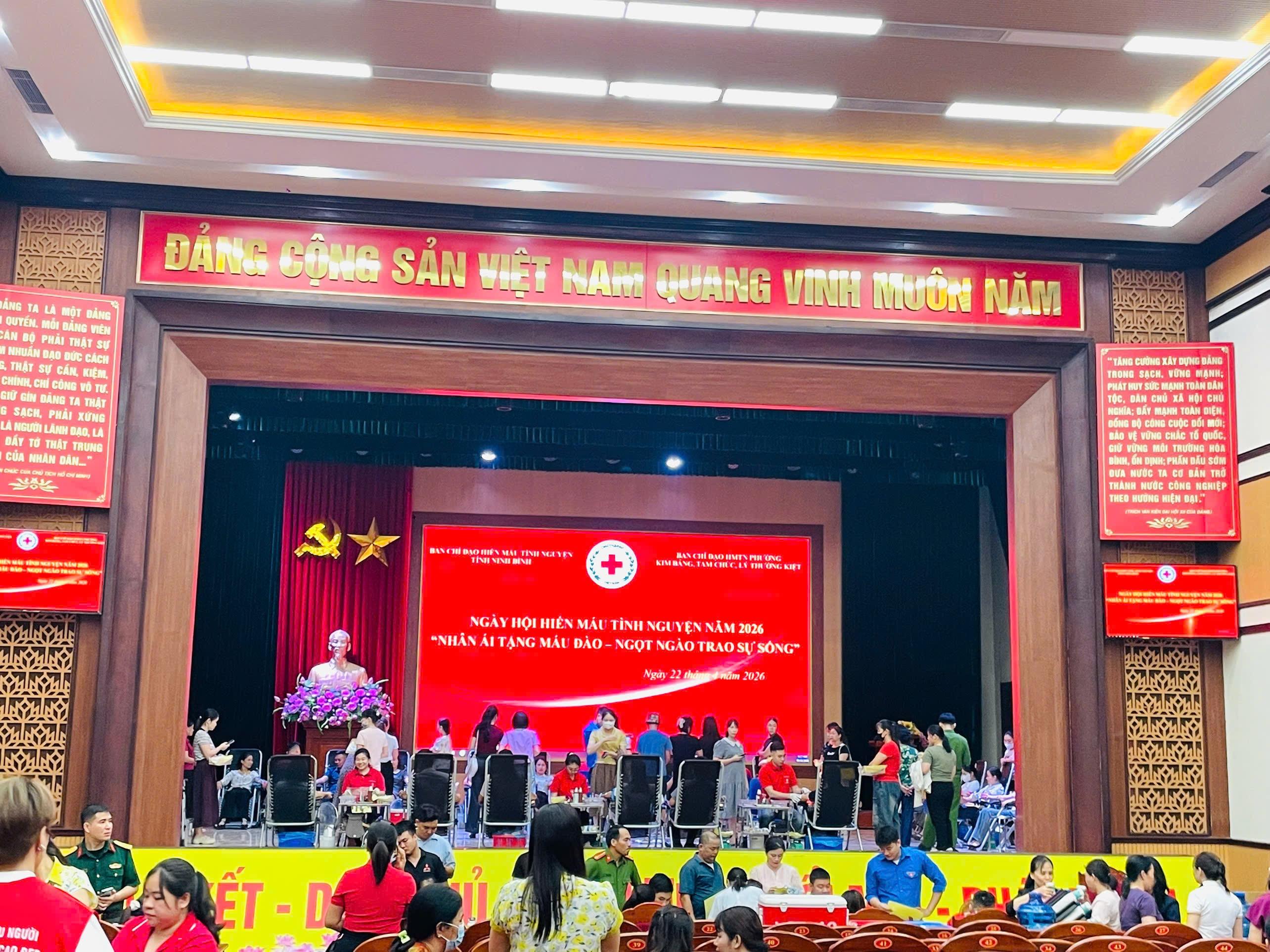 cac-tinh-nguyen-vien-phuong-kim-bang-tham-gia-ngay-hoi-hien-mau-1777427563-761672.jpeg