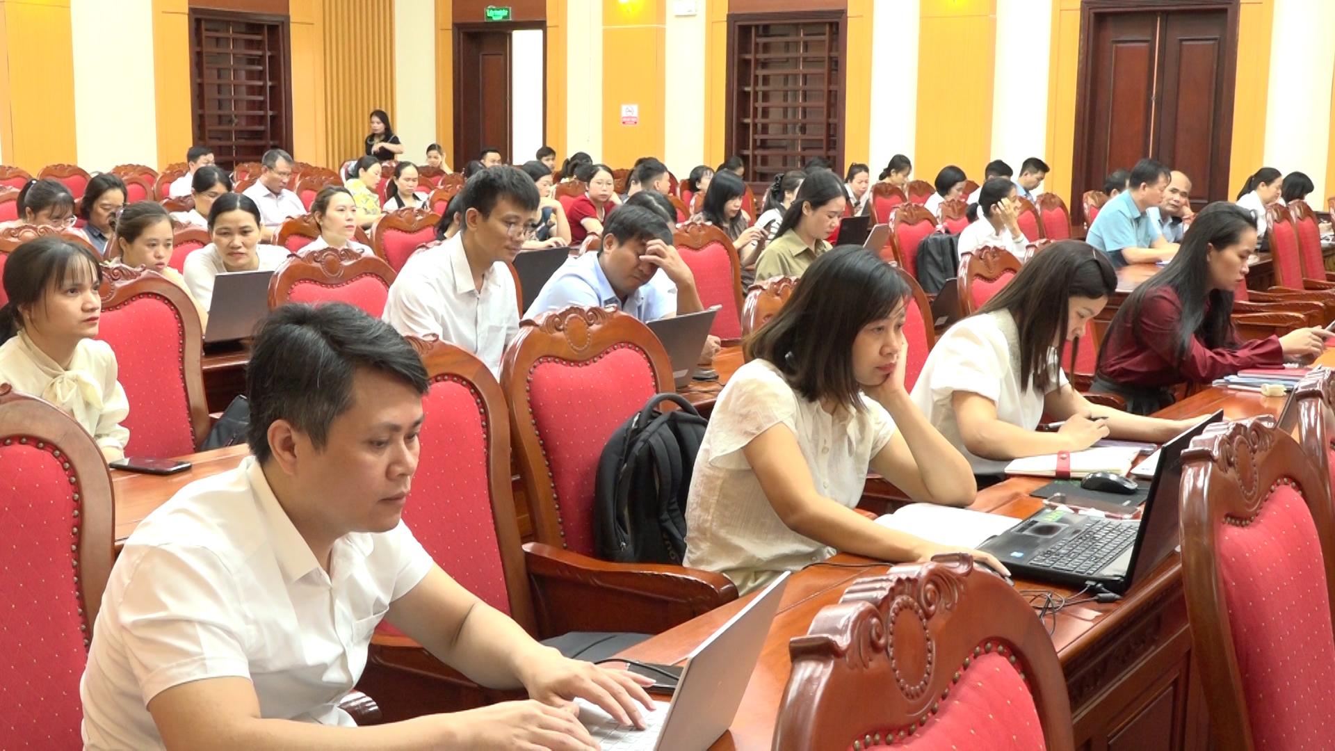 can-bo-cong-chuc-vien-chuc-o-cac-co-co-don-vi-tren-dia-ban-tham-gia-tap-huan-dong-du-1782187181-6312.jpg