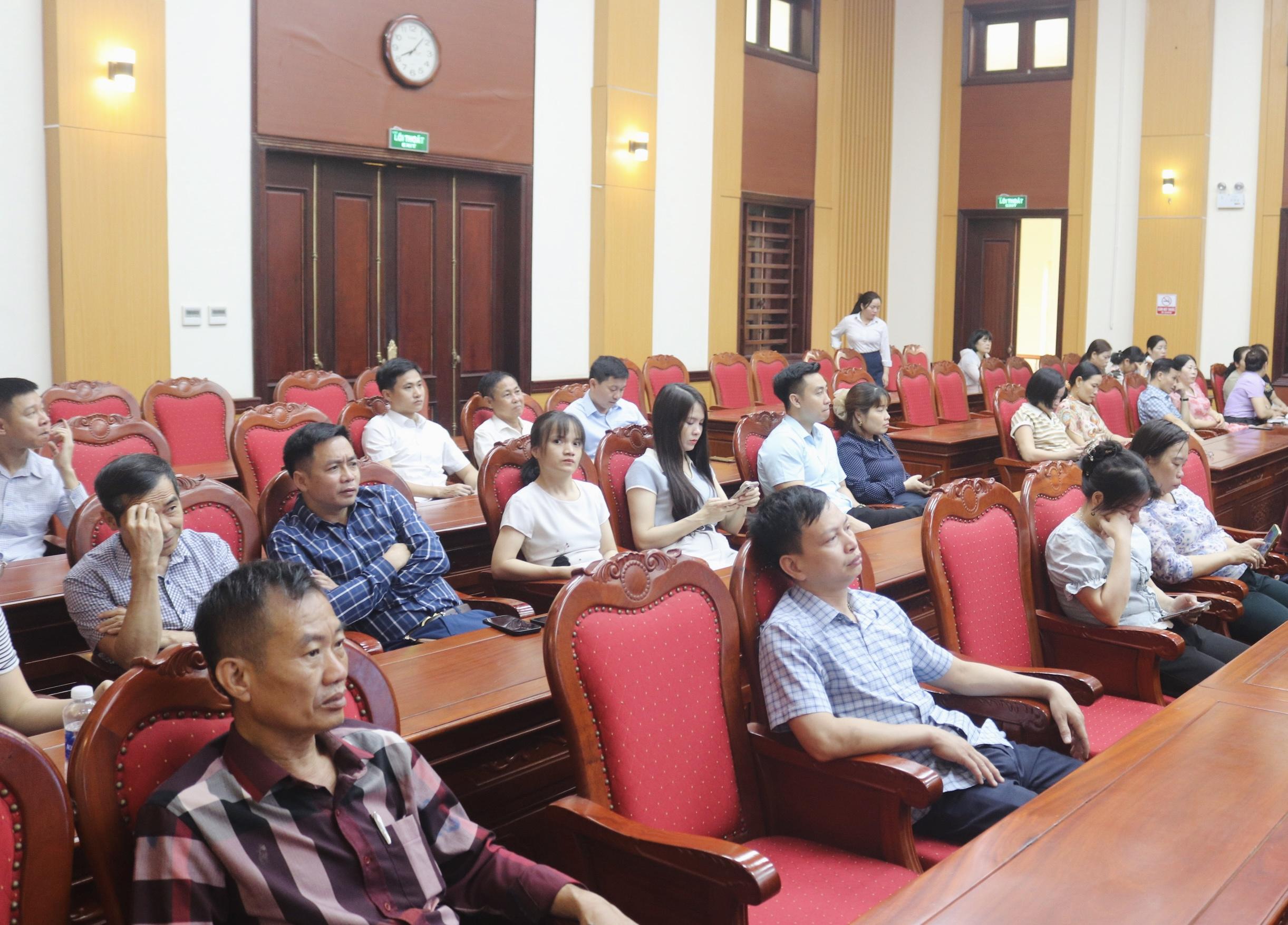 can-bo-cong-chuc-vien-chuc-phuong-kim-bang-nghiem-tuc-tiep-thu-cac-noi-dung-quan-triet-tai-hoi-nghi-.jpeg