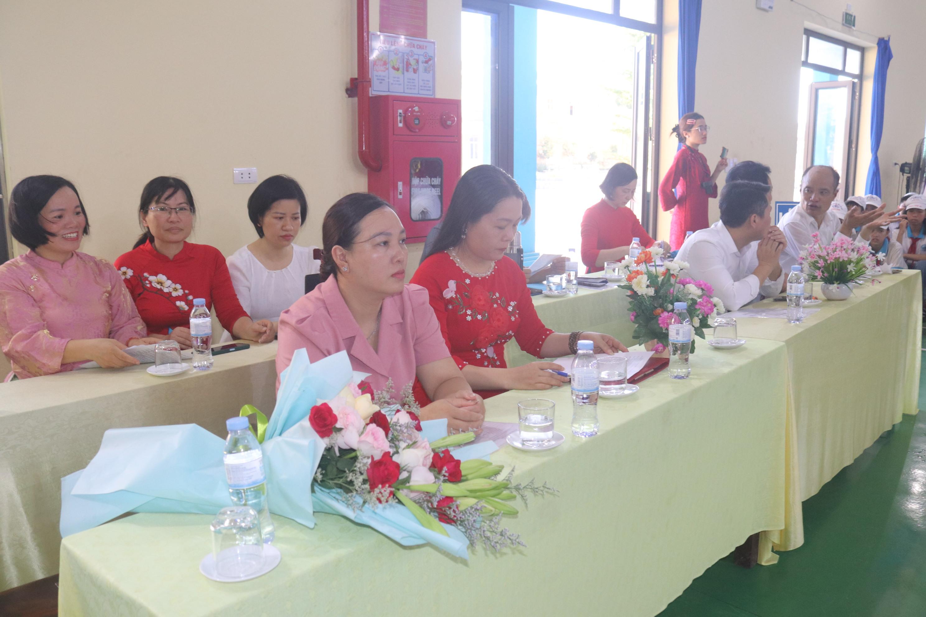 dai-bieu-phuong-kim-bang-va-ban-giam-hieu-nha-truong-du-le-tong-ket-1779962256-420890.jpg