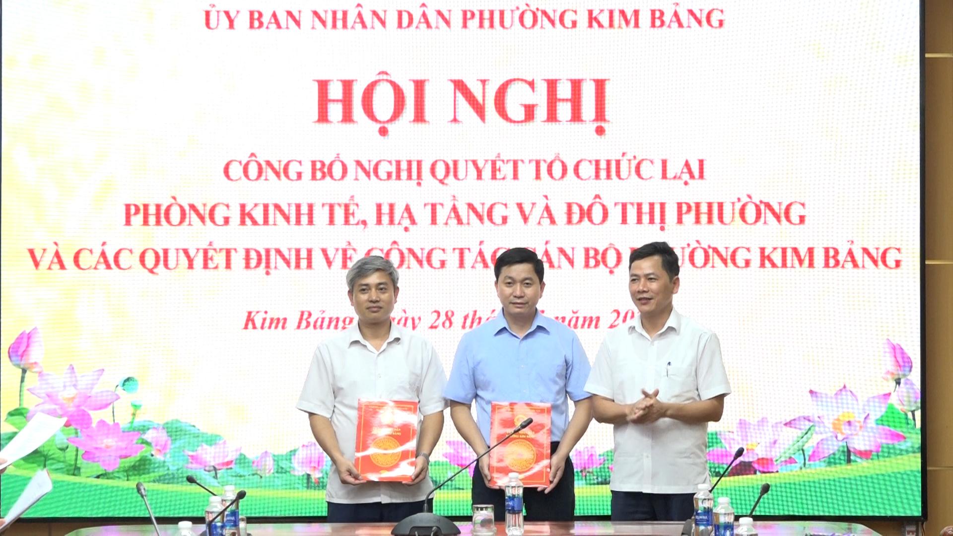 dai-dien-lanh-dao-2-phong-tiep-nhan-nghi-quyet-to-chuc-lai-phong-kinh-te-ha-tang-va-do-thi-phuong-17.jpg