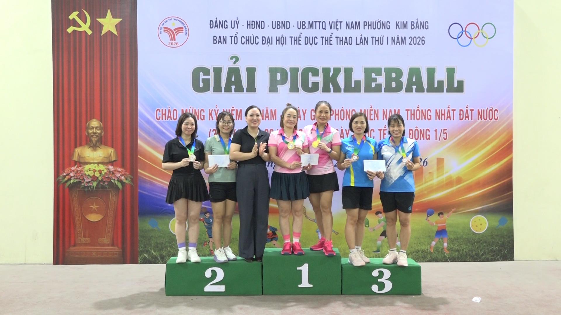 dong-chi-chu-thi-hanh-truong-phong-van-hoa-xa-hoi-trao-huy-chuong-va-giai-thuong-noi-dung-doi-nu-cho.jpg