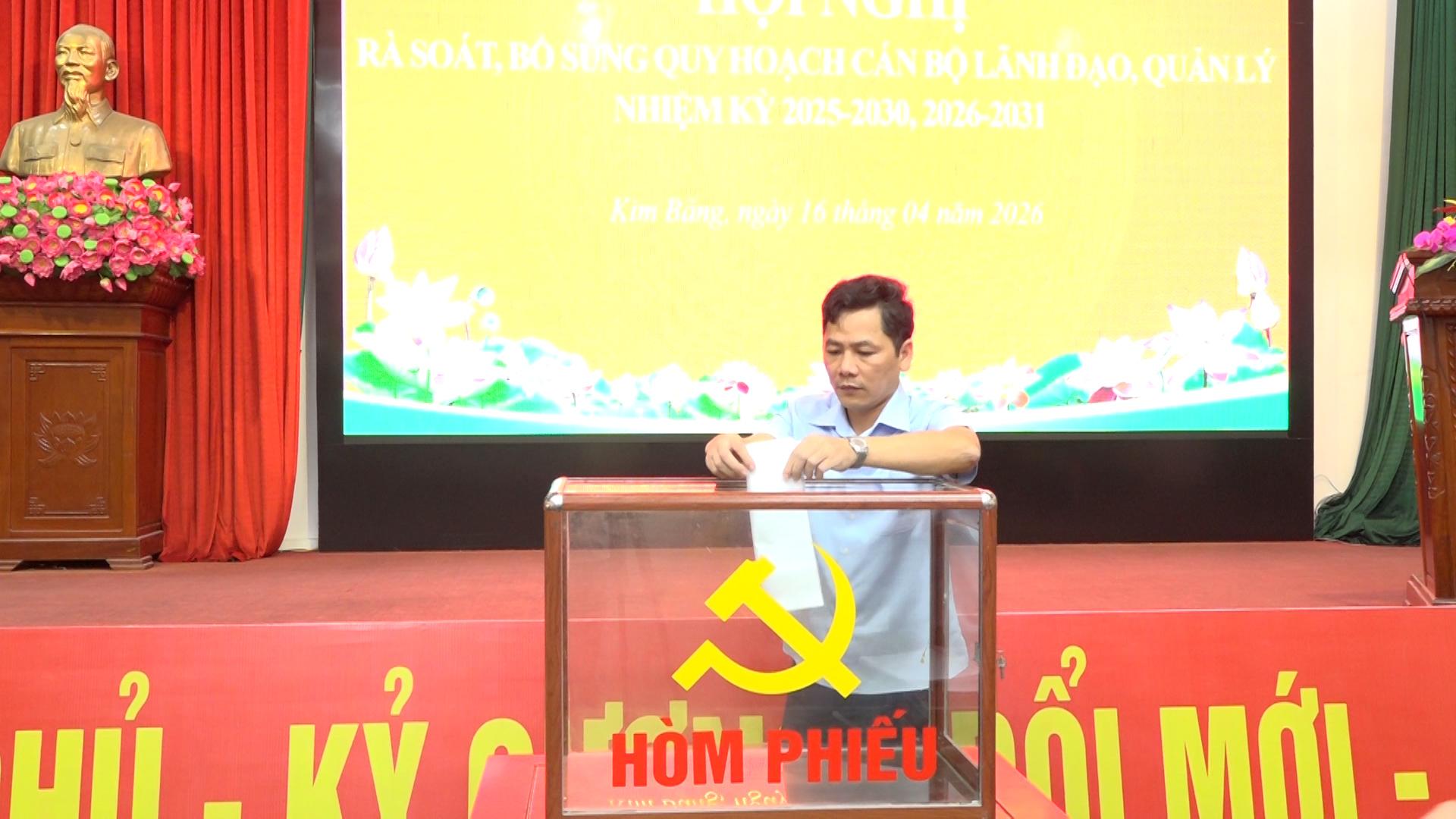 dong-chi-nguyen-van-doan-bi-thu-dang-uy-chu-tich-hdnd-phuong-tham-gia-bo-phieu-tin-nhiem-tai-hoi-ngh.jpg