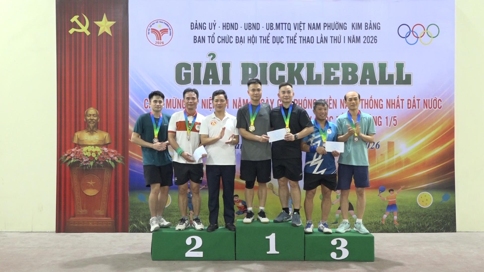 dong-chi-nguyen-van-doan-bi-thu-dang-uy-chu-tich-hdnd-trao-huy-chuong-va-giai-thuong-noi-dung-doi-na.jpg