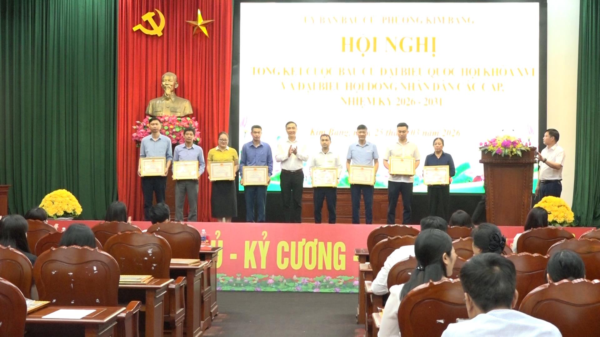 dong-chi-pham-dai-vuong-pho-bi-thu-chu-tich-ubnd-phuong-tang-giay-khen-cho-cac-ca-nhan-co-thanh-tich.jpg
