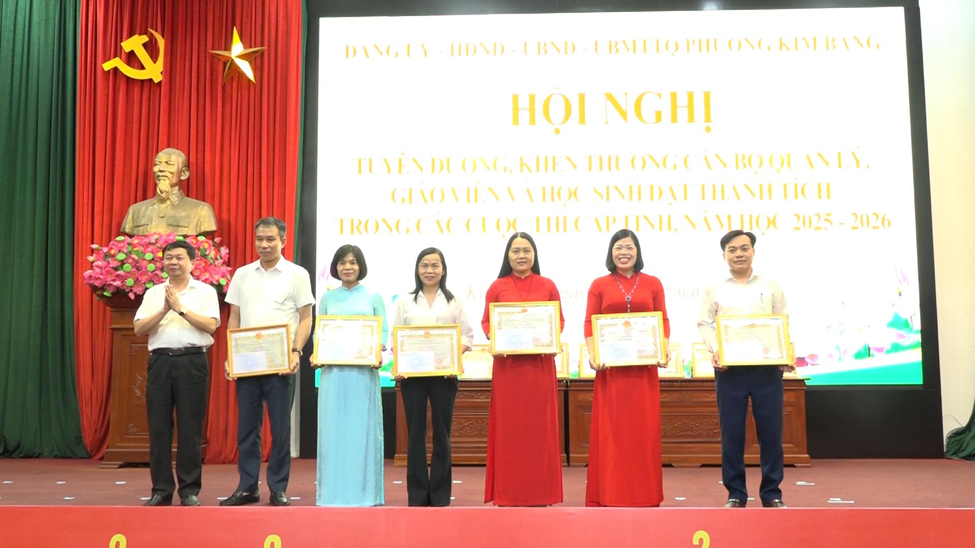 dong-chi-tran-ngoc-thanh-pho-chu-tich-ubnd-phuong-trao-giay-khen-cho-can-bo-quan-ly-co-thanh-tich-xu.jpg