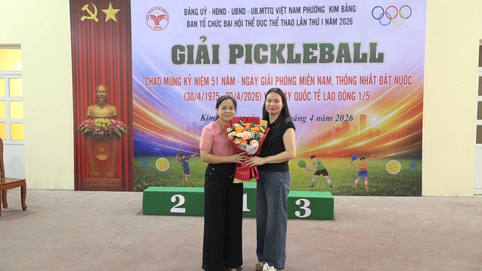 dong-chi-tran-thi-ha-pho-bi-thu-dang-uy-phuong-kim-bang-tang-hoa-chuc-mung-ban-to-chuc-tai-giai-dau-.jpg