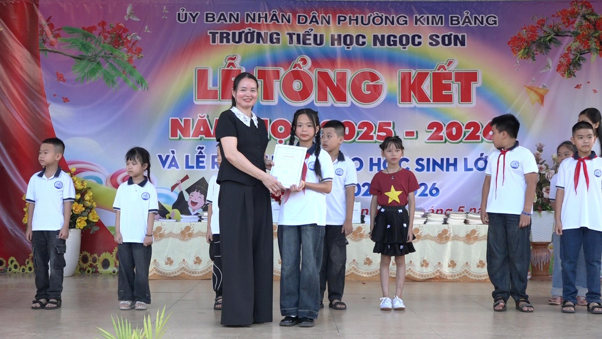 dong-chi-tran-thi-ha-pho-bi-thu-thuong-truc-dang-uy-phuong-kim-bang-trao-qua-cho-cac-em-hoc-sinh-178.jpg