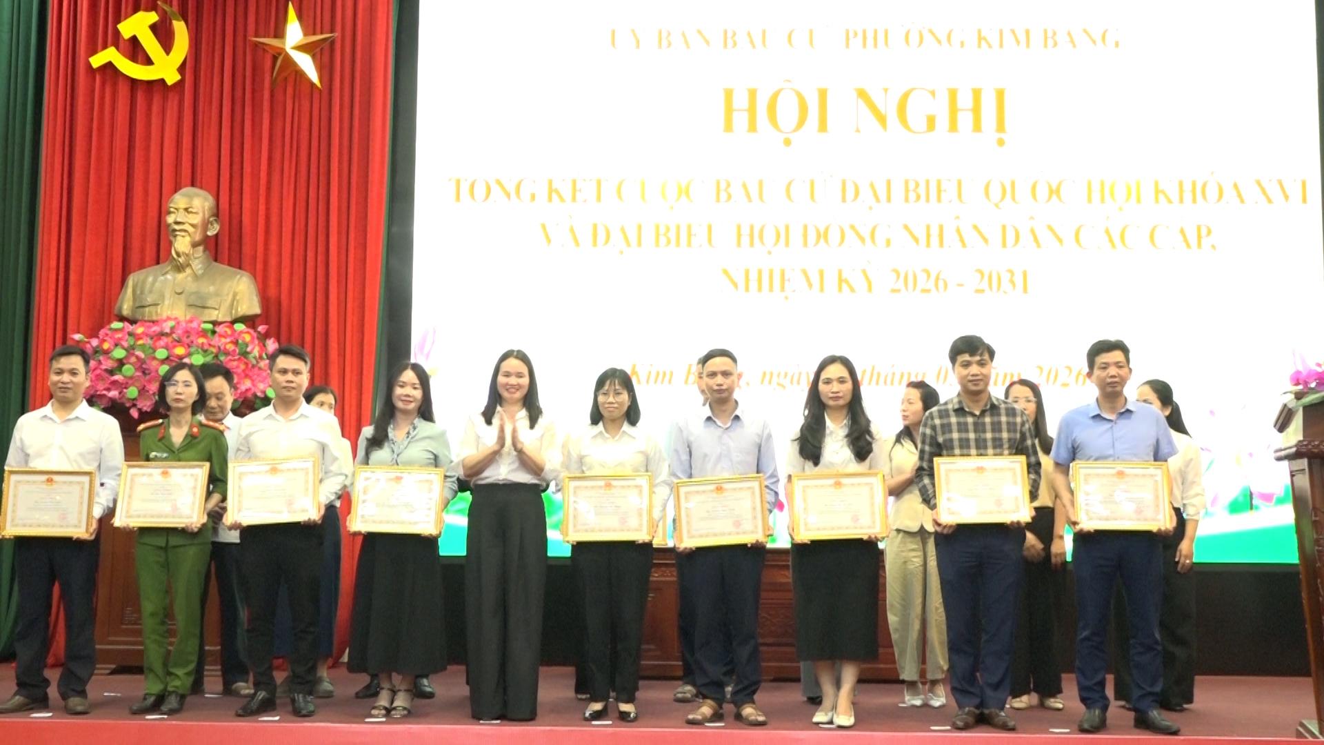 dong-chi-tran-thi-ha-pho-bi-thu-thuong-truc-dang-uy-trao-giay-khen-cho-cac-ca-nhan-co-thanh-tich-tro.jpg