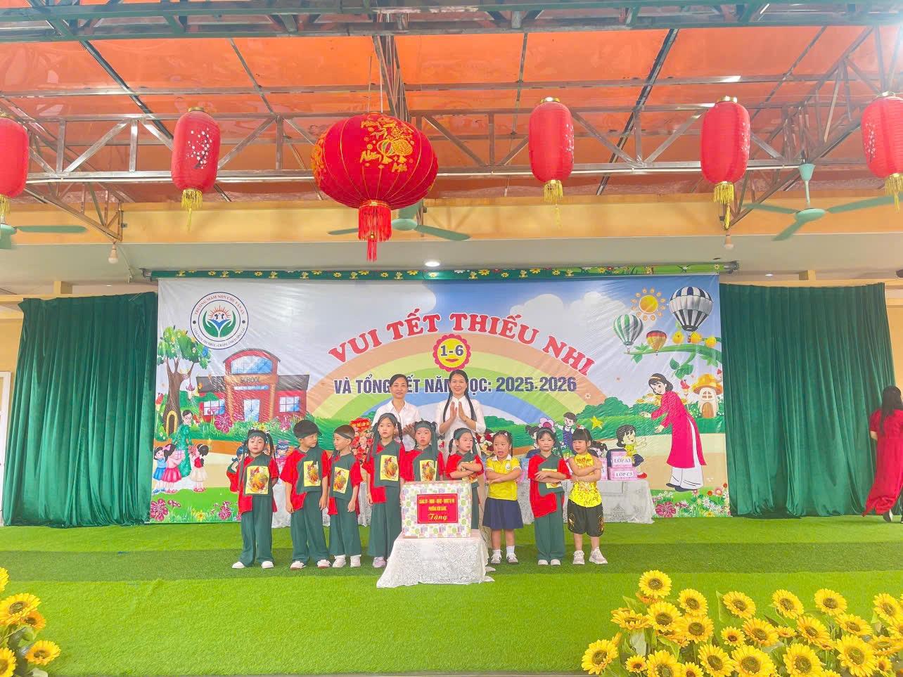 dong-chi-trinh-thi-diep-pho-chu-tich-hdnd-phuong-kim-bang-tham-va-tang-qua-cac-chau-thieu-nhi-truong.jpeg