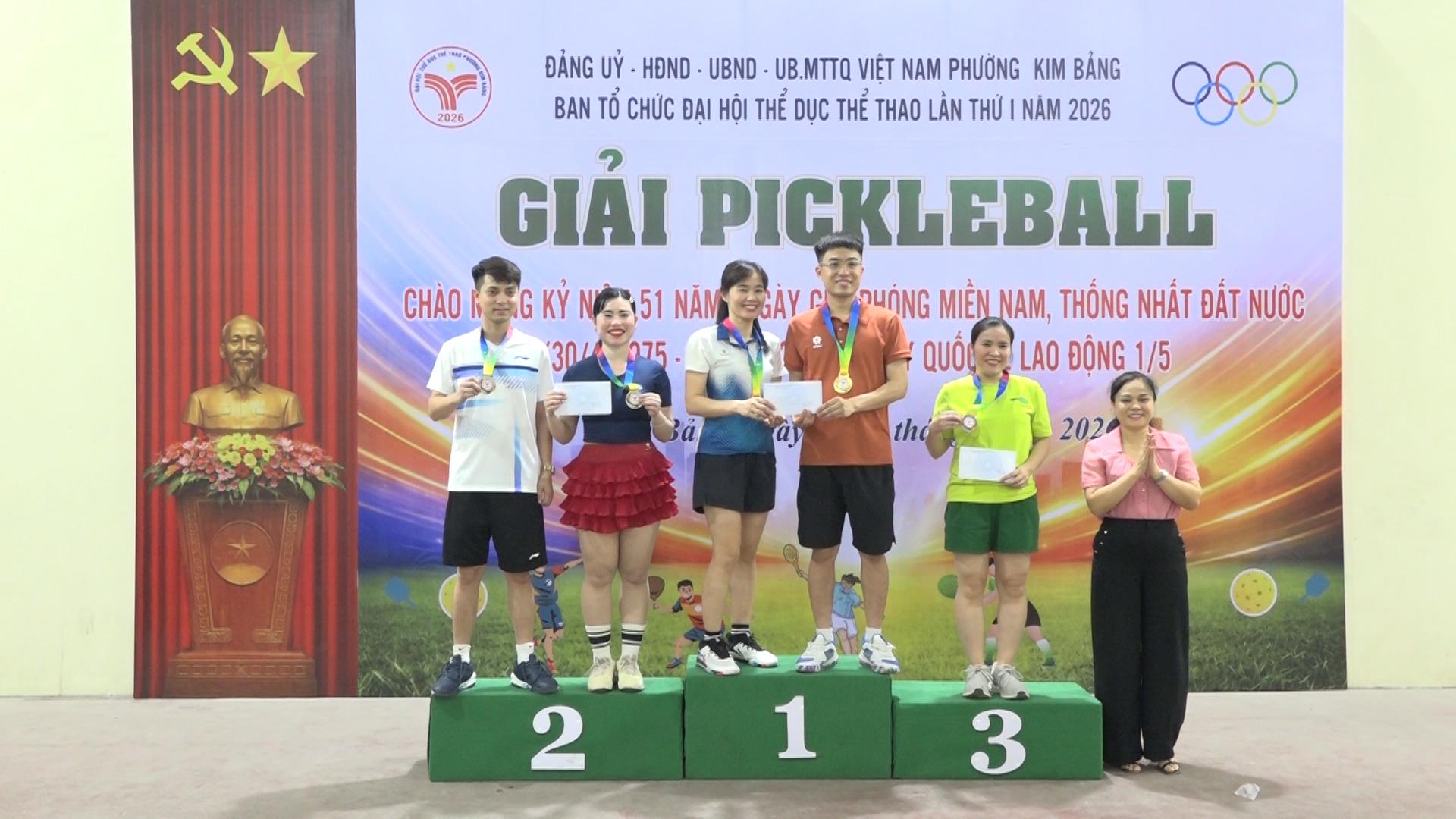 dong-chi-vu-thi-thuy-hang-giam-doc-ttdvsnc-phuong-kim-bang-trao-huy-chuong-va-giai-noi-dung-doi-nam-.jpg