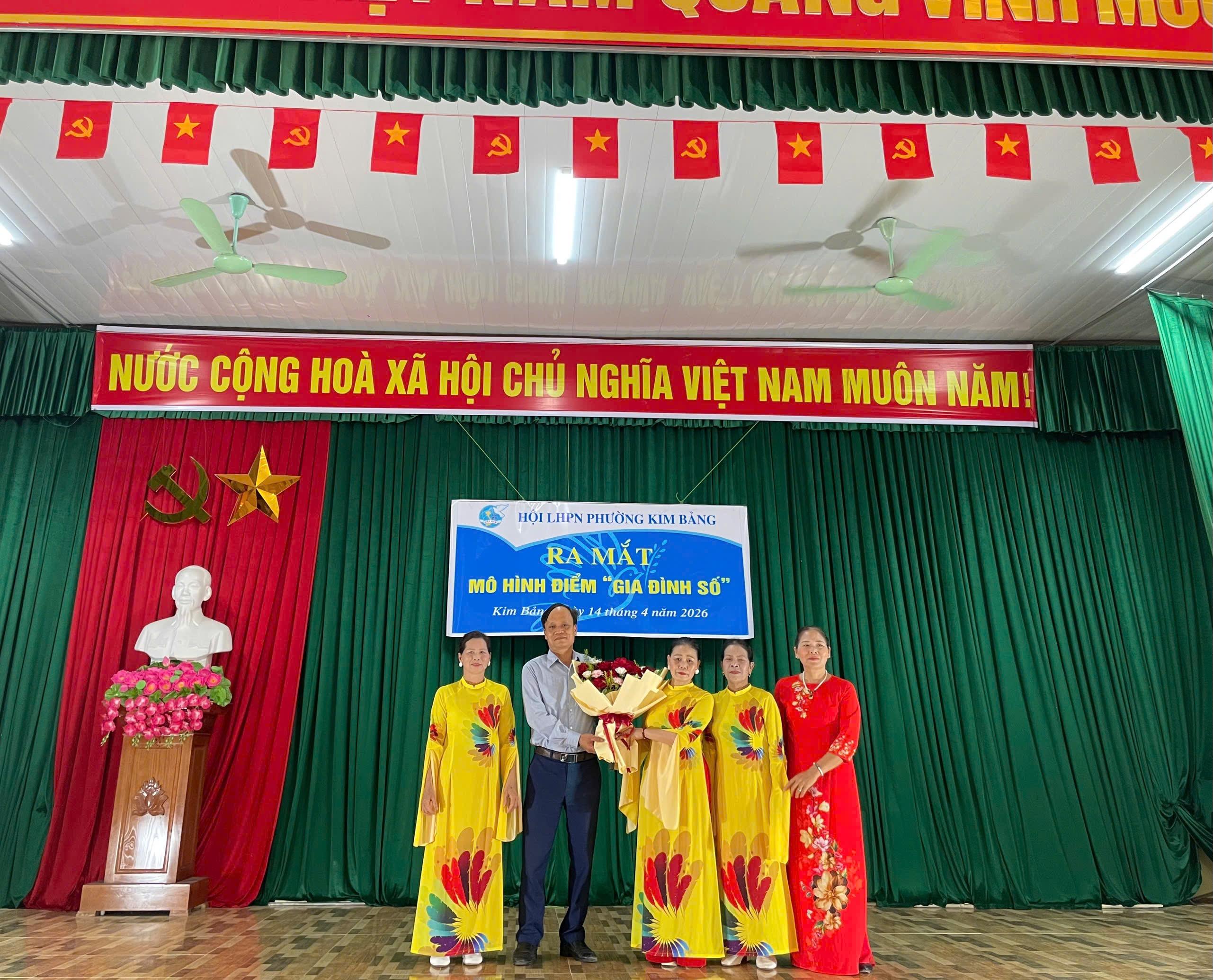 dong-chi-vu-van-thang-pho-chu-tich-thuong-truc-ubmttqvn-phuong-tang-hoa-chuc-mung-hoi-nghi-177742777.jpeg