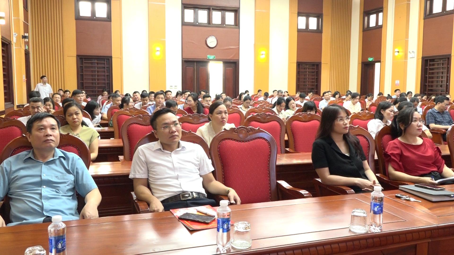 dong-dao-can-bo-dang-vien-cac-co-quan-don-vi-tham-gia-hoi-nghi-1775789646-63183.jpg