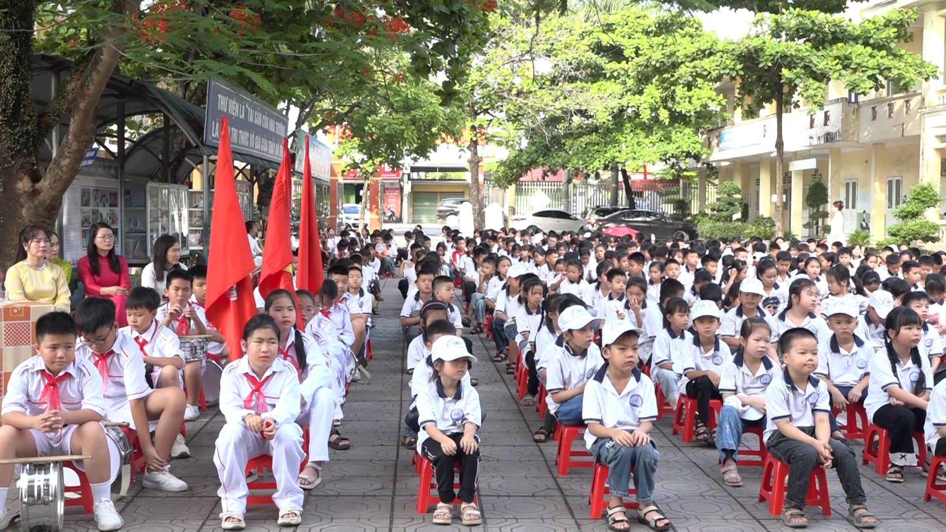 dong-du-cac-em-hoc-sinh-du-le-tong-ket-1781780021-887221.jpg