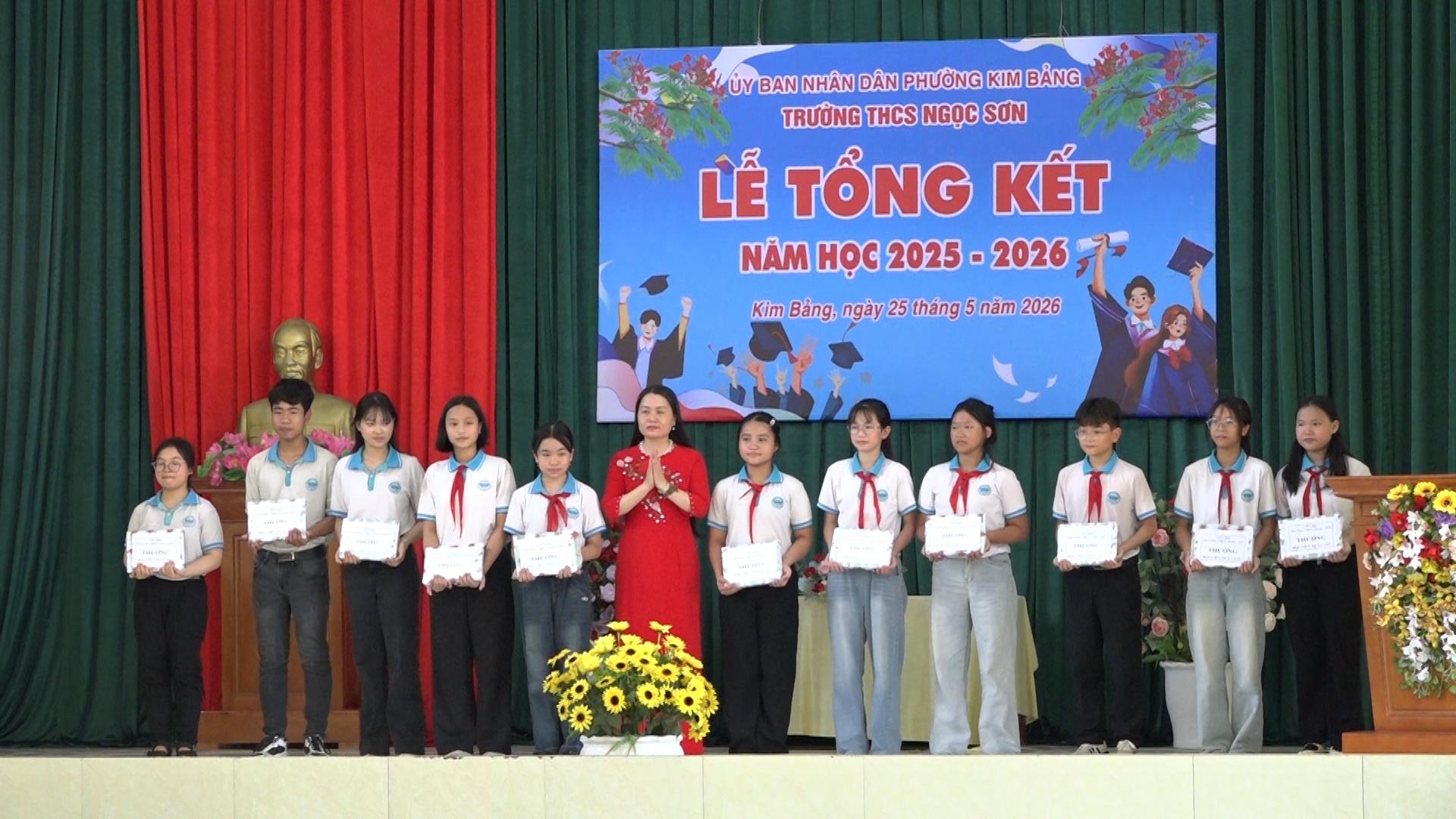 hieu-truong-truong-thcs-ngoc-son-trao-thuong-cho-cac-em-hoc-sinh-co-thanh-tich-xuat-sac-1779962369-6.jpg