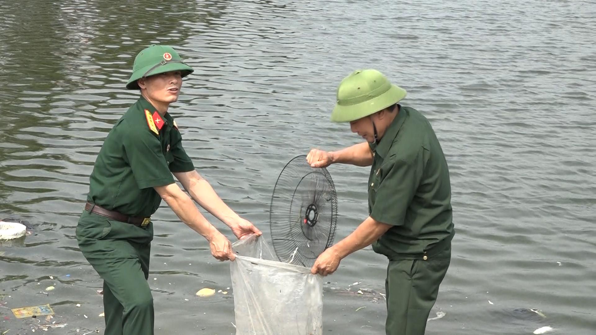 hoi-ccb-phuong-kim-bang-phoi-hop-voi-hccb-to-dan-pho-ra-quan-tong-ve-sinh-moi-truong-khu-vuc-ho-nam-.jpg