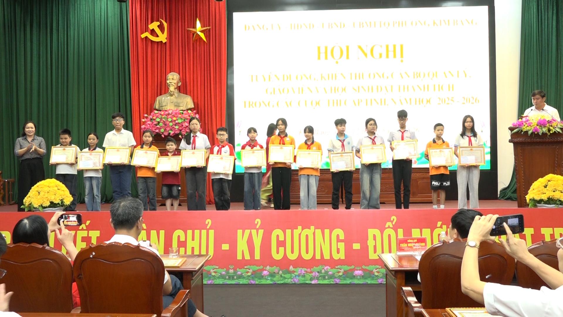 hsg-khoi-tieu-hoc-va-thcs-nhan-giay-khen-va-phan-thuong-cua-btc-1778744339-538845.jpg
