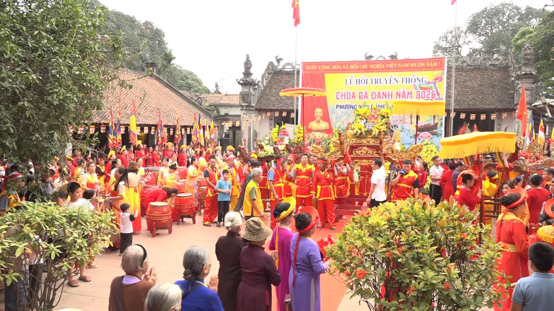 khong-gian-le-hoi-tai-chua-ba-danh-1775460722-335688.jpg