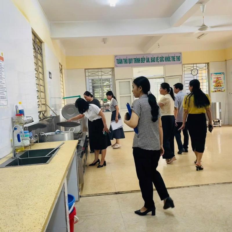 Kiểm tra công tác bảo đảm an toàn thực phẩm tại Trường Mầm non trên địa bàn phường Kim Bảng