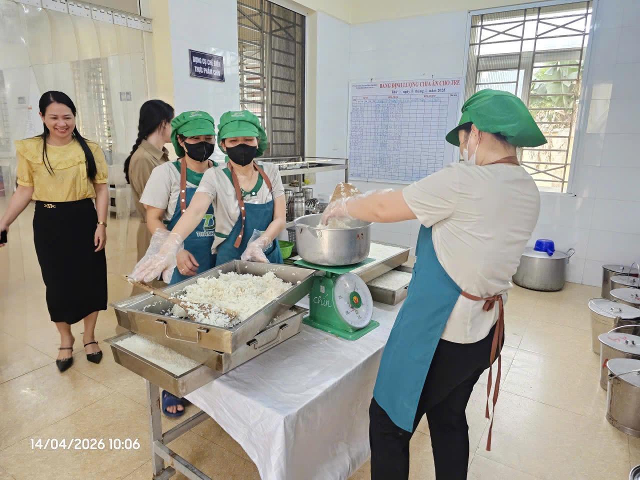 kiem-tra-attp-tai-bep-an-truong-mam-non-chu-van-an-phuong-kim-bang-1776411934-751285.jpeg