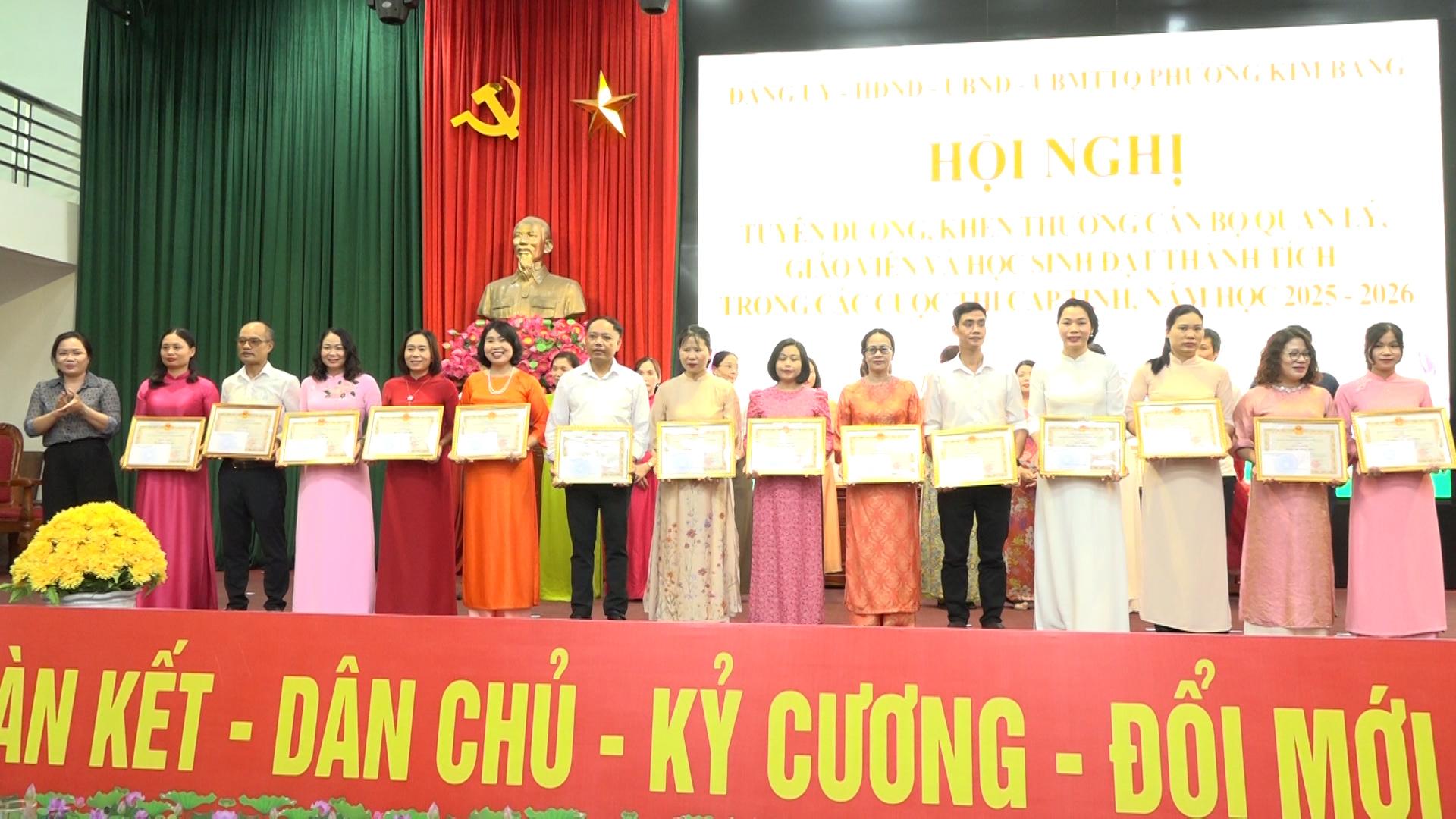 lanh-dao-ban-xay-dung-dang-phuong-kim-bang-trao-giay-khen-cho-cac-thay-co-giao-co-thanh-tich-xuat-sa.jpg