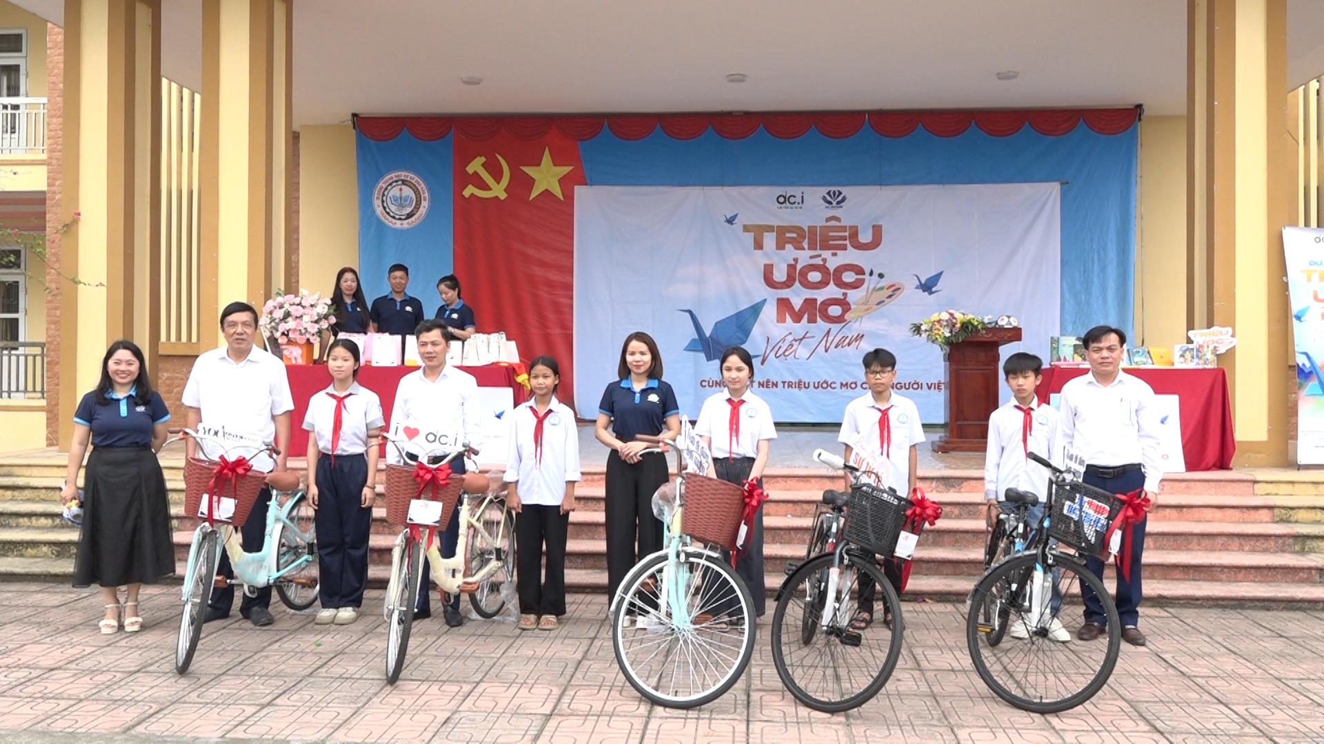 lanh-dao-dang-uy-ubnd-phuong-kim-bang-dai-dien-dci-ban-giam-hieu-xe-dap-cho-cac-em-co-hoan-canh-kho-.jpg
