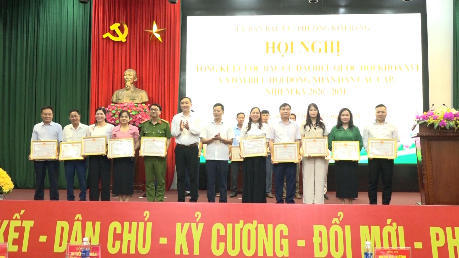 lanh-dao-dang-uy-ubnd-phuong-kim-bang-tang-giay-khen-cho-cac-tap-the-co-thanh-tich-trong-cong-tac-ba.jpg