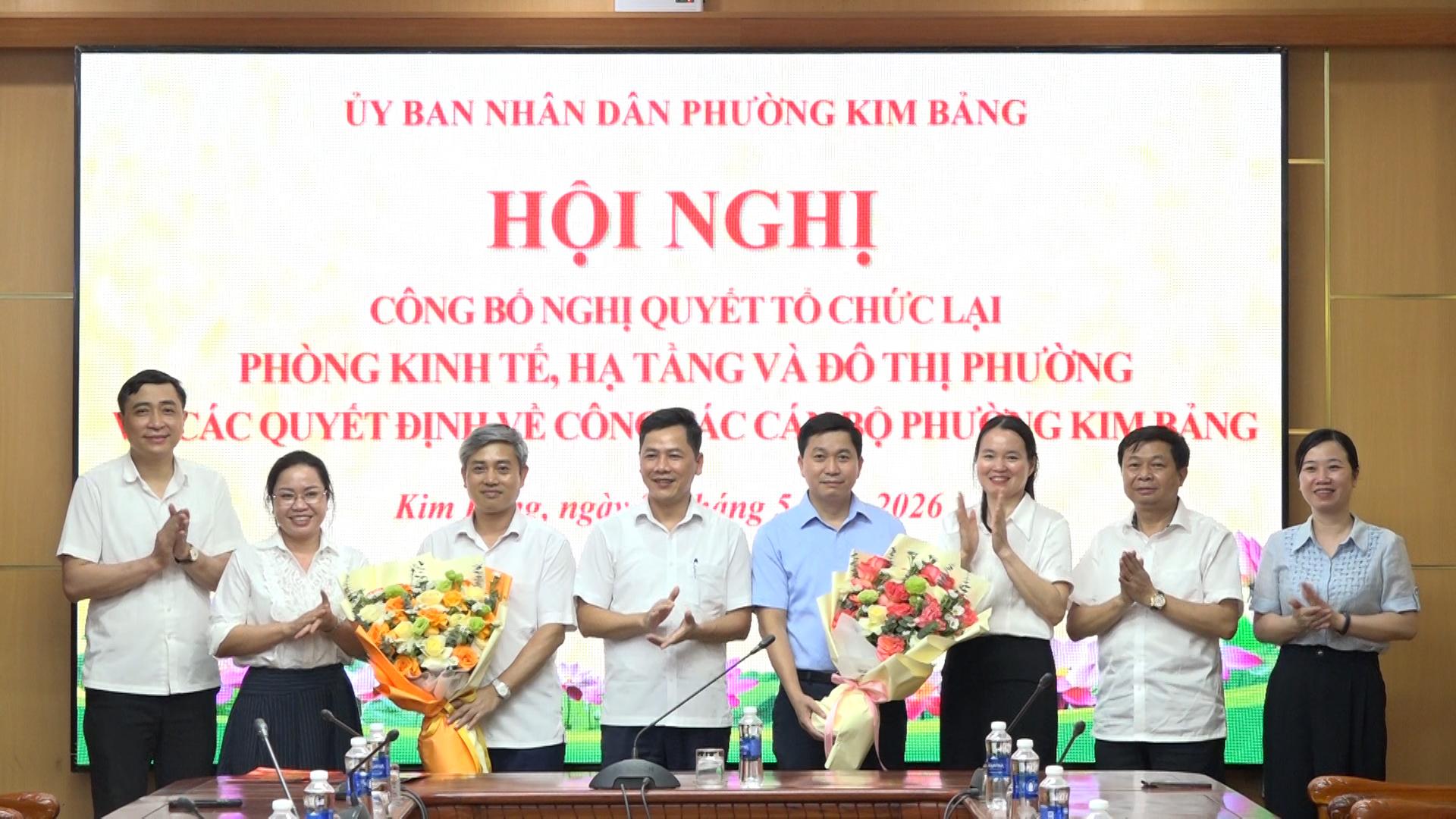 lanh-dao-dang-uy-ubnd-phuong-tang-hoa-chuc-mung-cac-dong-chi-duoc-bo-nhiem-1781585035-367189.jpg