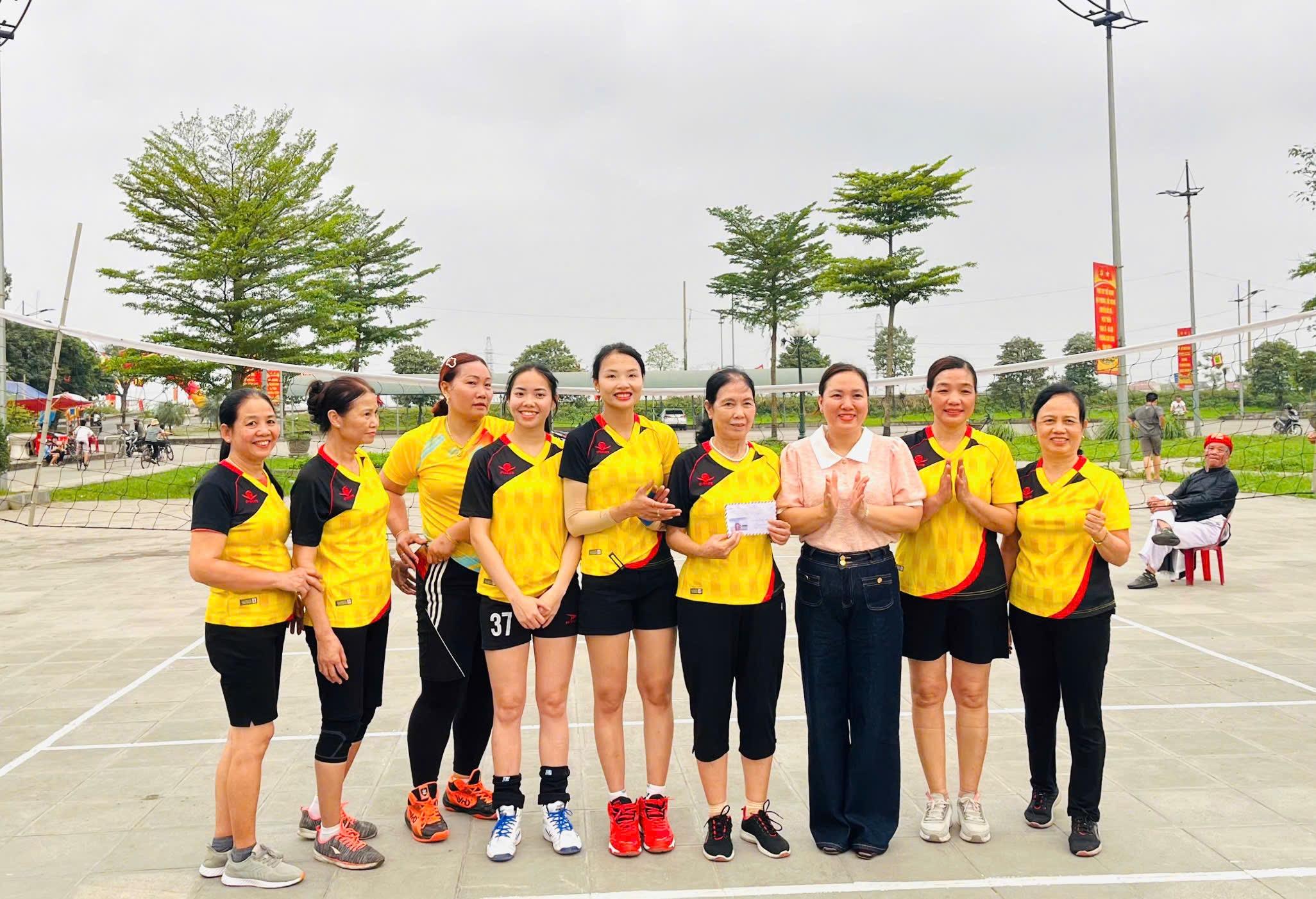 lanh-dao-phong-van-hoa-xa-hoi-trao-giai-thuong-tai-le-hoi-1775460752-917896.jpeg