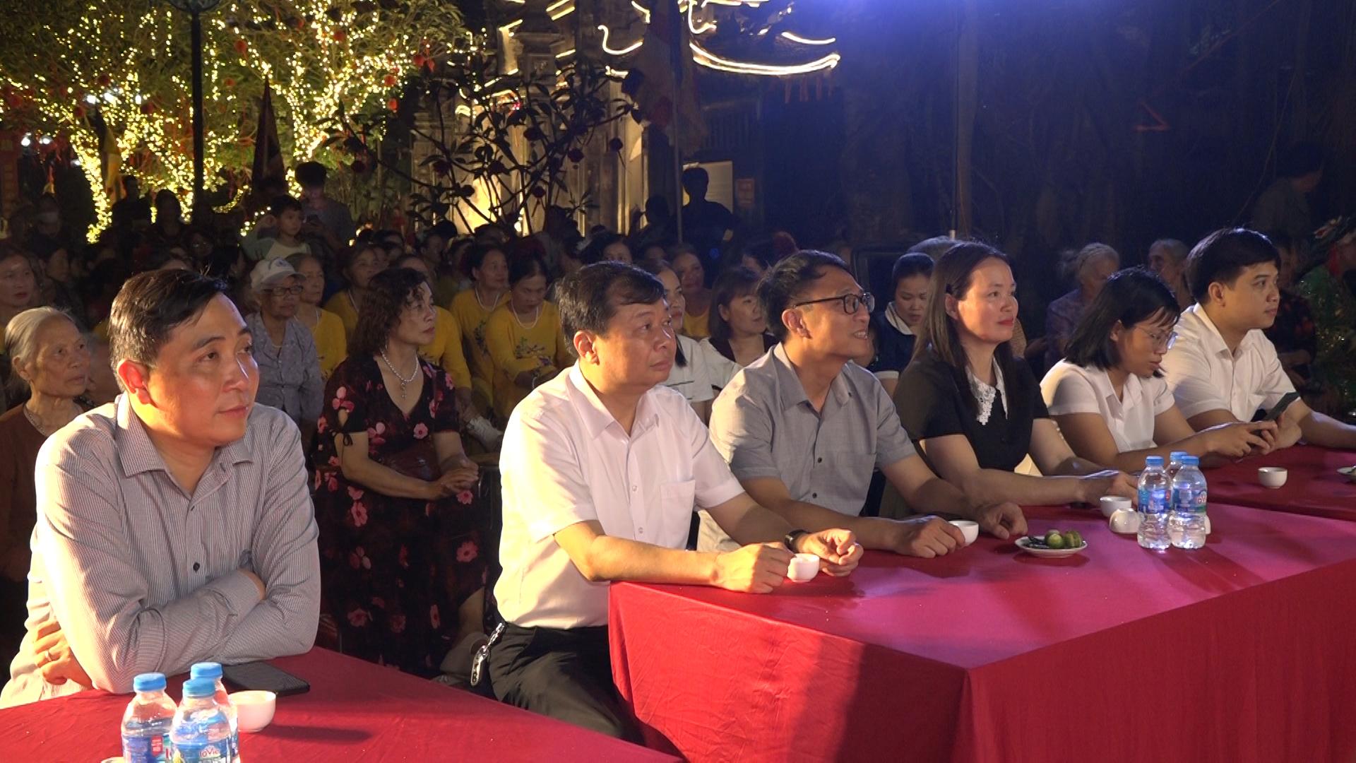lanh-dao-phuong-kim-bang-du-dem-giao-luu-van-nghe-va-ban-phao-hoa-tai-chua-1775460643-449132.jpg