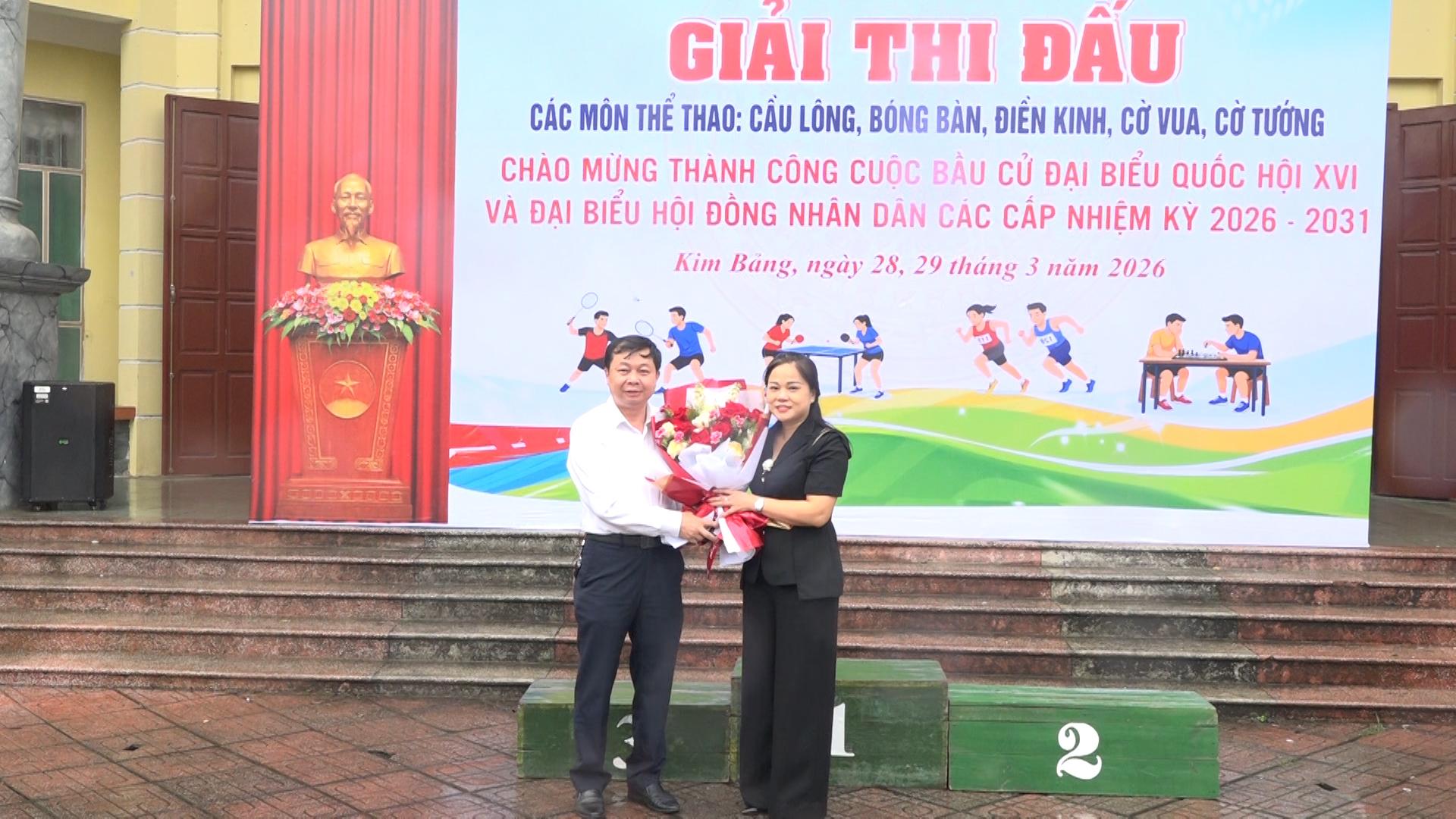 lanh-dao-ubnd-phuong-kim-bang-tang-hoa-chuc-mung-ban-to-chuc-1774864369-188671.jpg