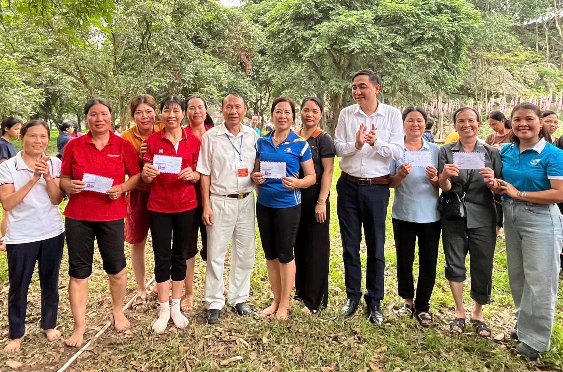 lanh-dao-ubnd-phuong-trao-giai-thuong-tai-le-hoi-1775460744-303454.jpeg