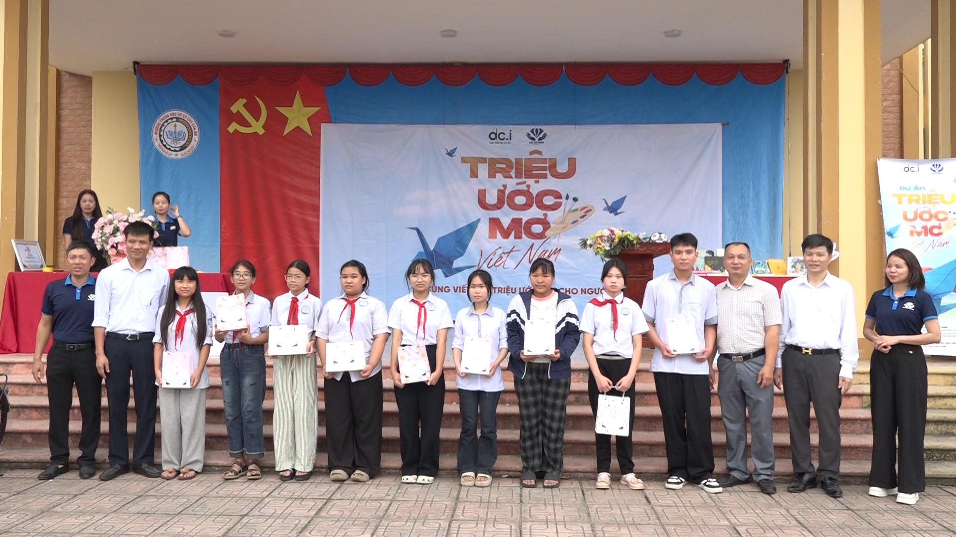 nhung-phan-qua-dong-vien-tiep-them-nghi-luc-cho-cac-em-hoc-sinh-co-hoan-canh-kho-khan-vuon-len-trong.jpg