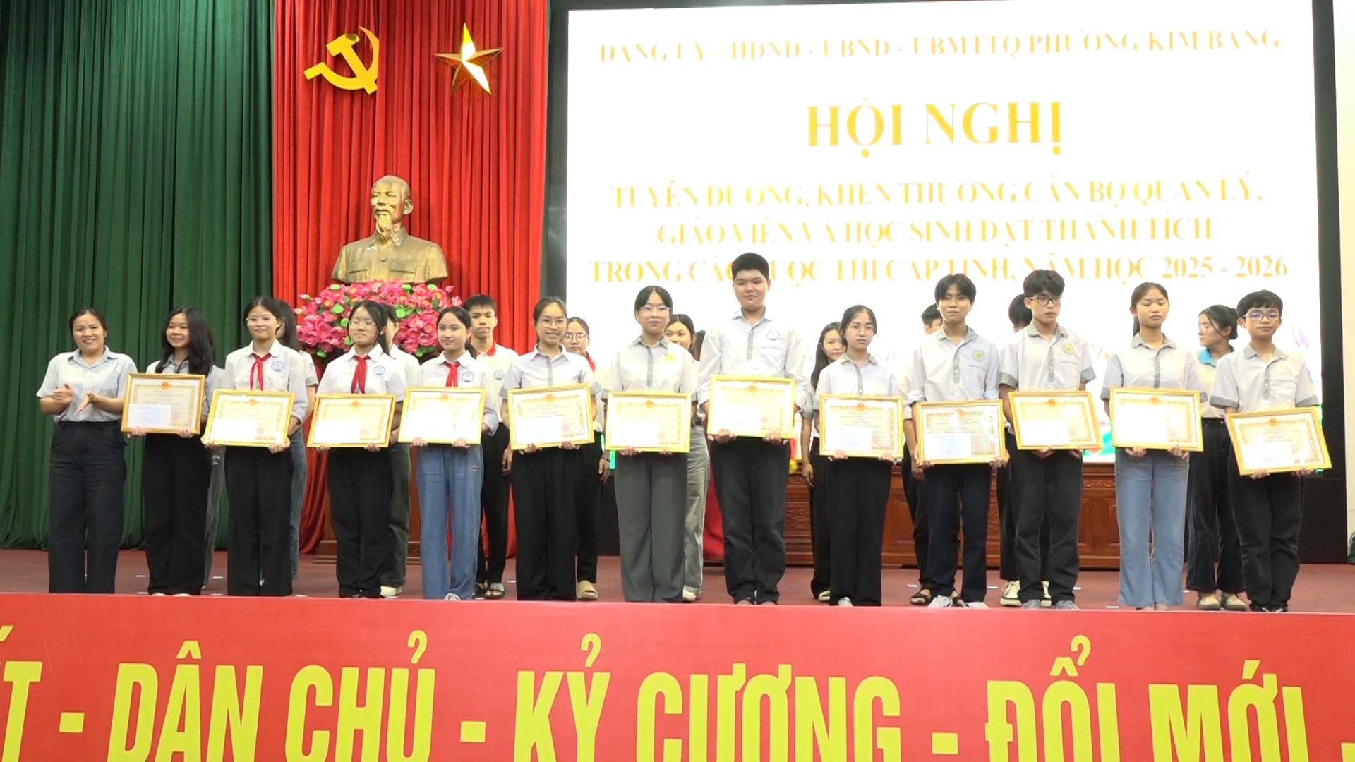 niem-vui-cua-cac-em-hoc-sinh-khi-duoc-nhan-nhung-phan-thuong-y-nghia-1778744360-525536.jpg