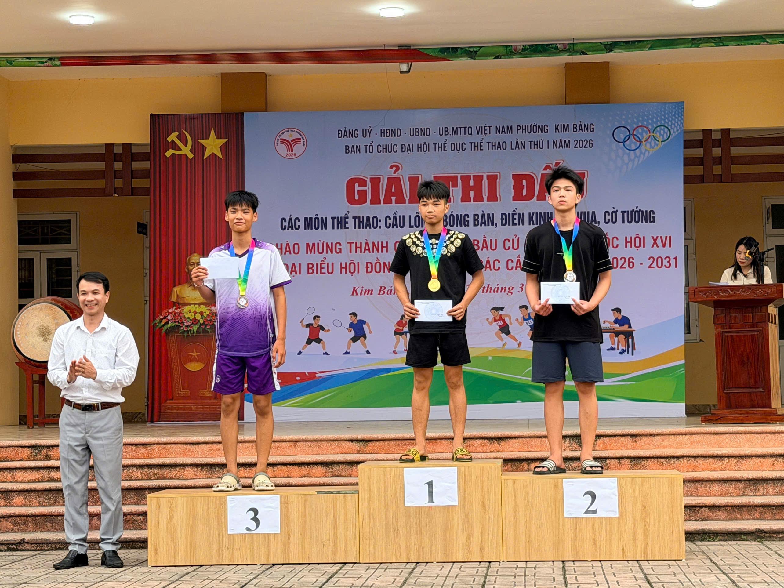 ong-nguyen-huy-thuong-pho-hieu-truong-truong-thcs-van-xa-trao-giai-thuong-cho-cac-van-dong-vien-1774.jpeg
