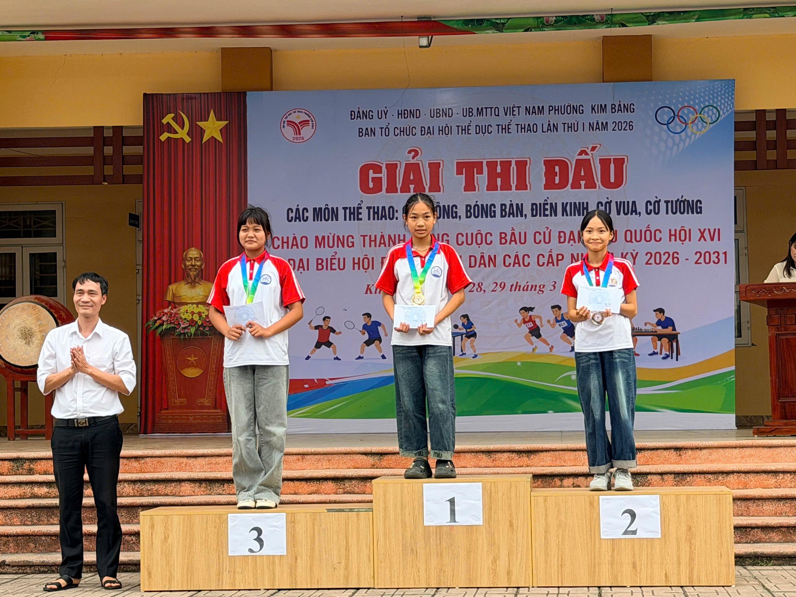 ong-tran-manh-hung-pho-hieu-truong-truong-thcs-chu-van-an-trao-giai-cho-cac-van-dong-vien-1774864559.jpeg