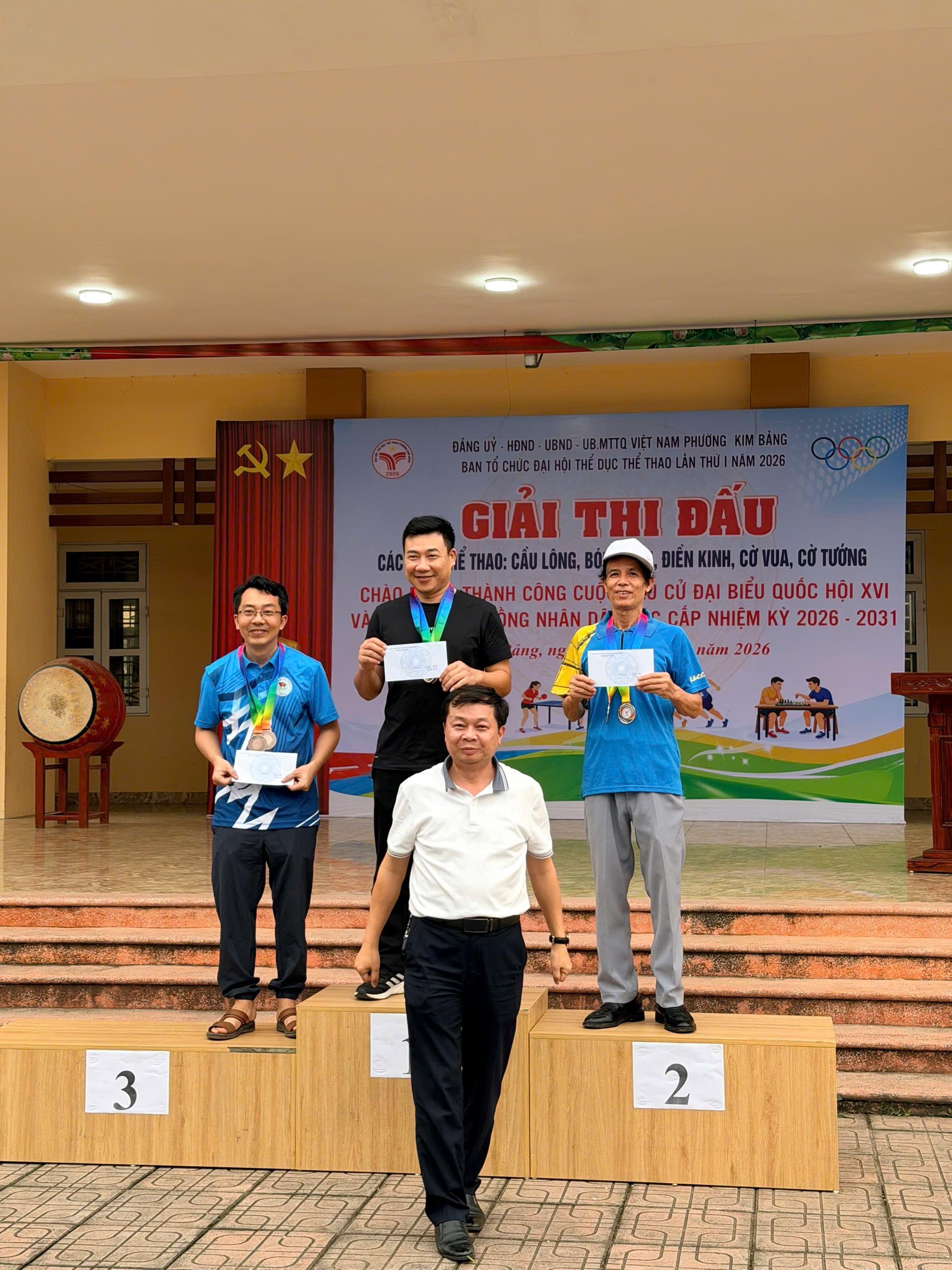 ong-tran-ngoc-thanh-pho-chu-tich-ubnd-phuong-trao-giai-thuong-cho-cac-van-dong-vien-mon-bong-ban-177.jpeg