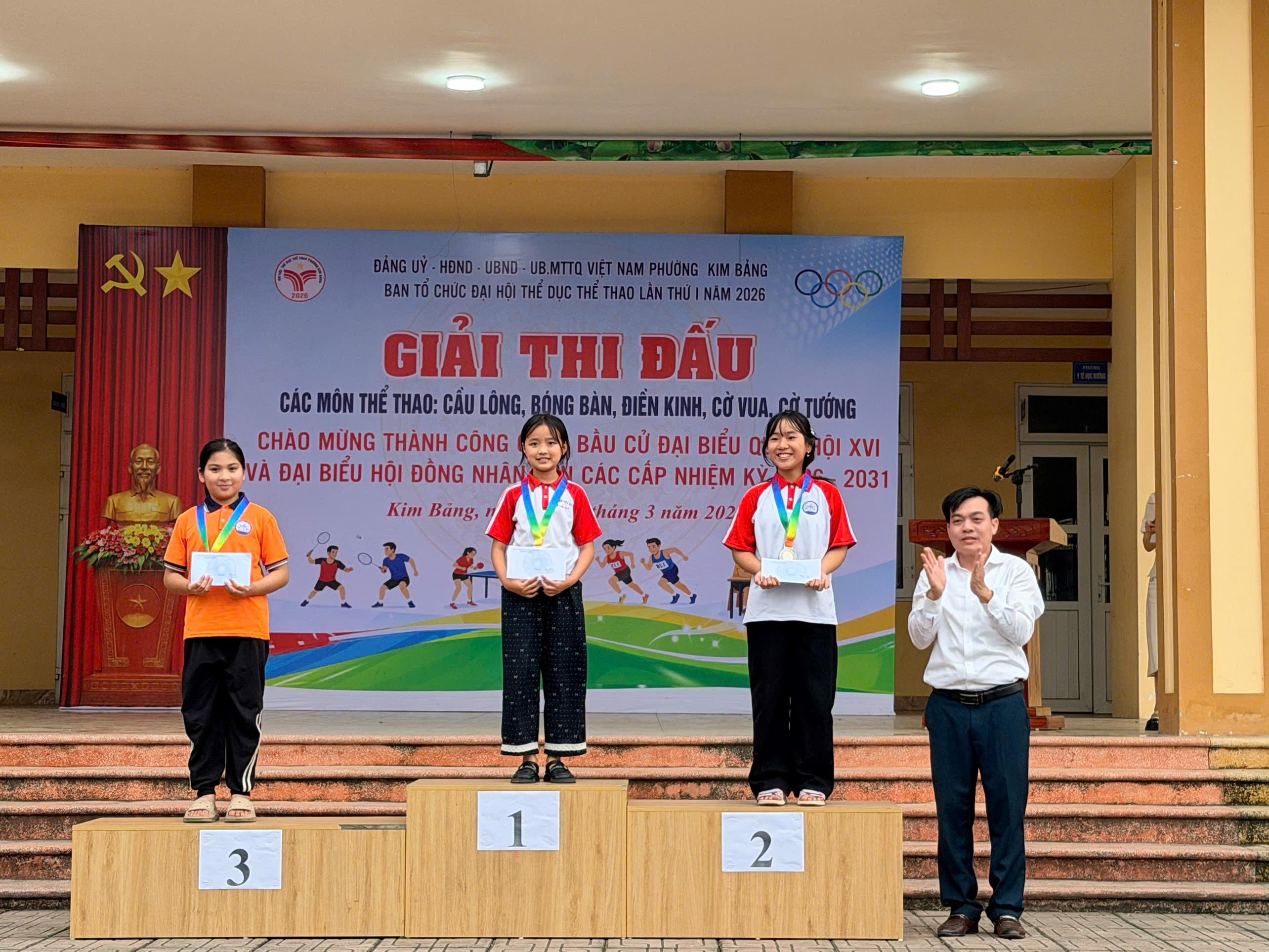 ong-tran-van-nguyen-hieu-truong-truong-thcs-chu-van-an-trao-huy-chuong-va-giai-thuong-cho-cac-van-do.jpeg